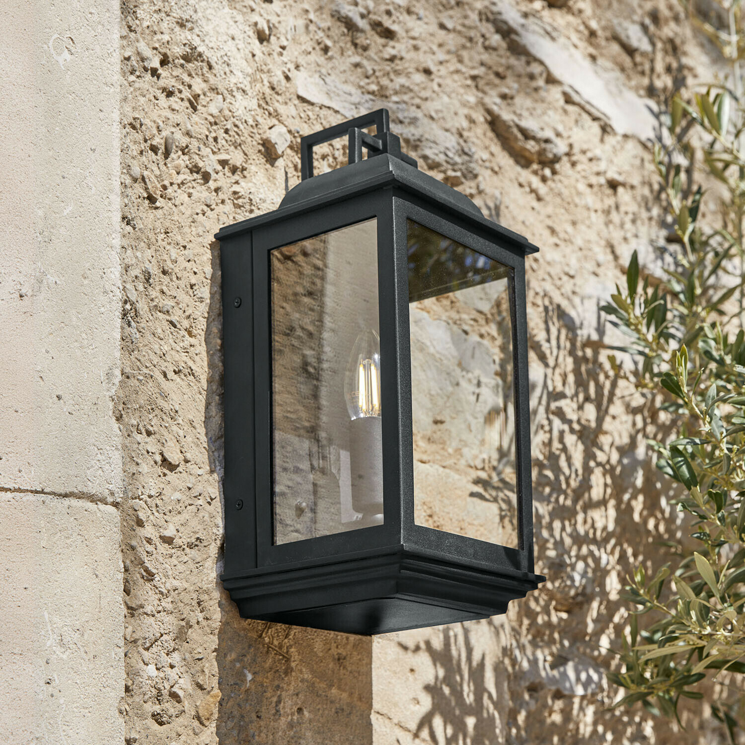 Buitenwandlamp Tovre Zwarte metalen wandlamp met helder glas, buitenverlichting voor gevel van huis