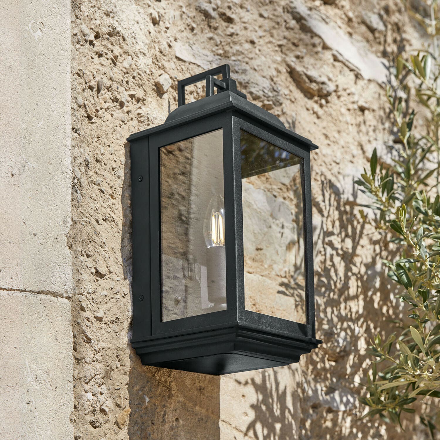 Buitenwandlamp Tovre Zwarte metalen wandlamp met helder glas, buitenverlichting voor gevel van huis