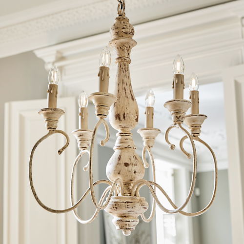 Hanglamp Greenwich van metaal in verweerd wit, klassieke zesarmige kroonluchter voor woonkamer