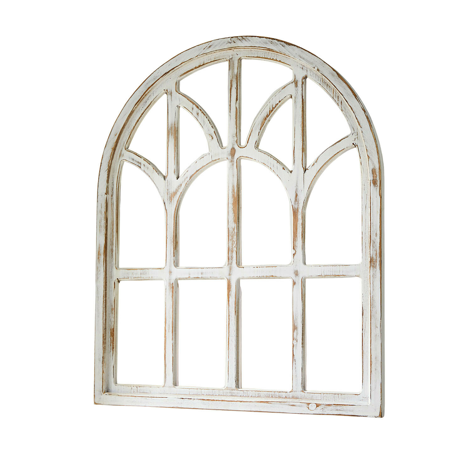 Witte houten decoratieve raam met boogpatroon en verouderde afwerking voor vintage interieur