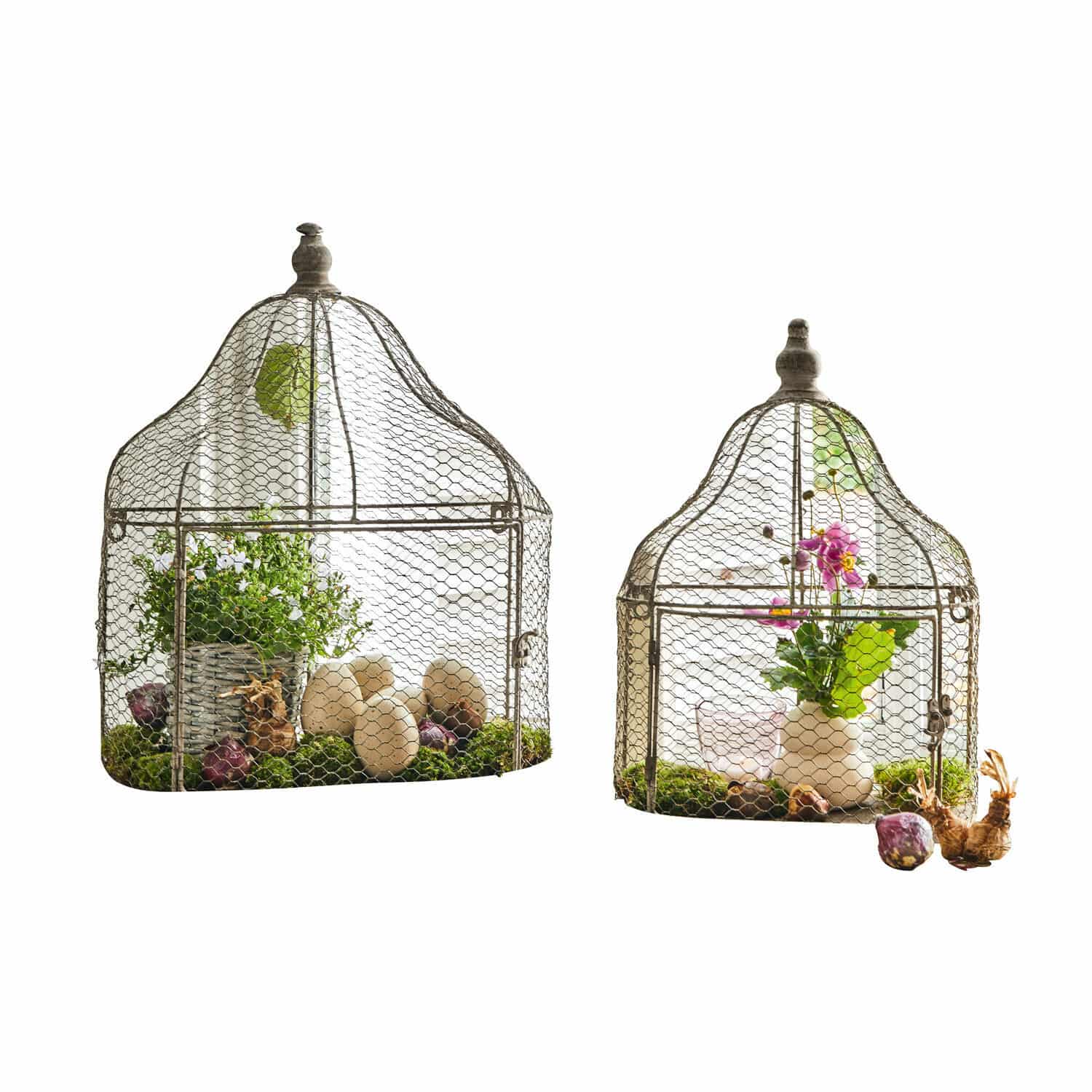 Twee decoratieve grijze draadklokken met planten en eieren, rustieke binnenhuisdecoratie