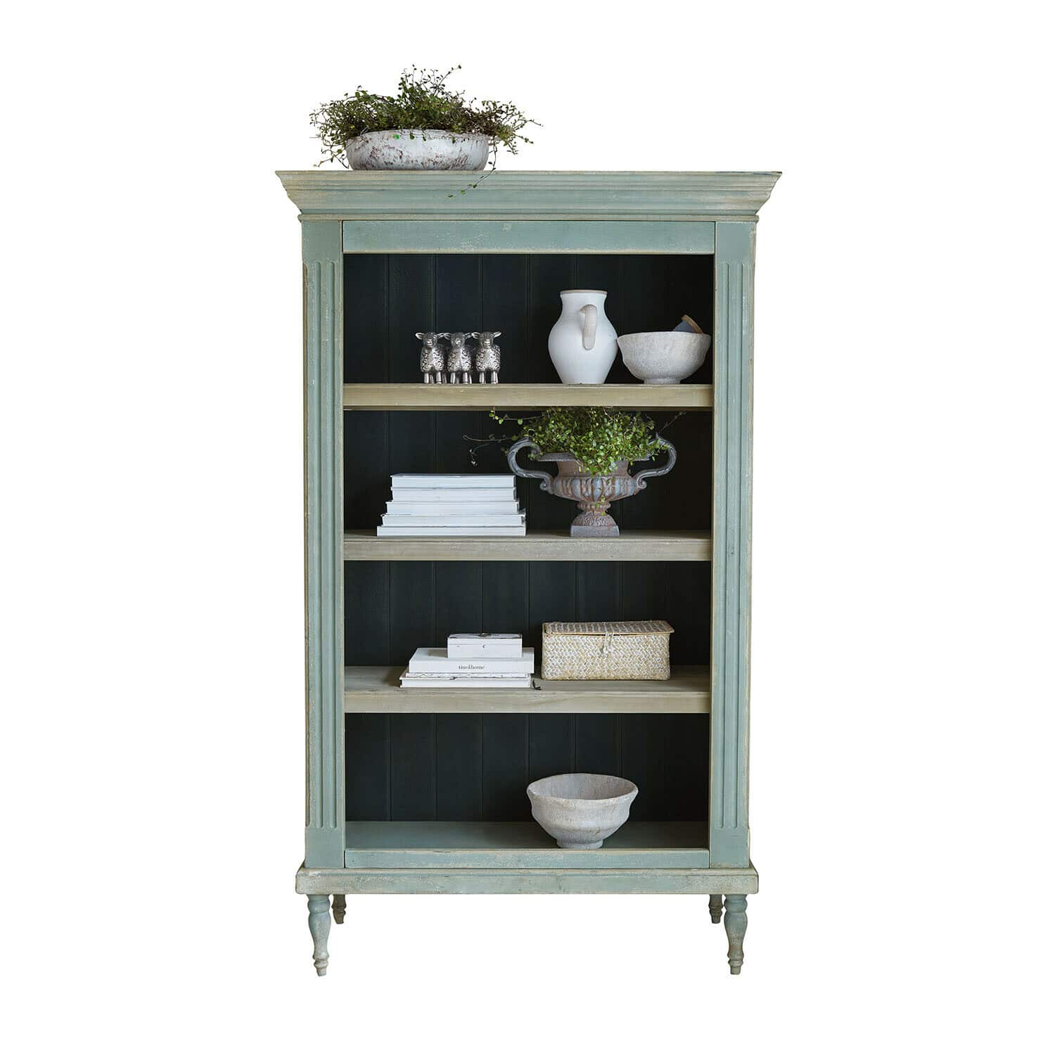 Groene houten kast met planken, versierd met planten en wit servies, vintage woonkamermeubel