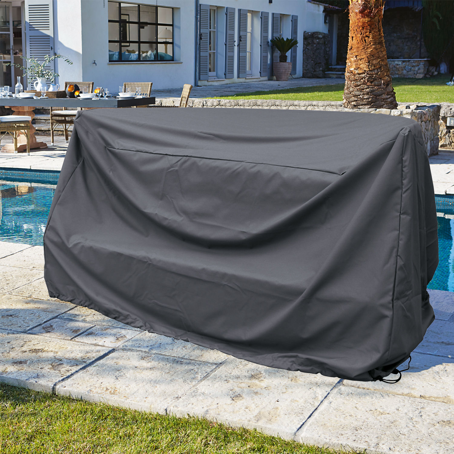 Grijze waterdichte beschermhoes voor tuinmeubilair bij het zwembad