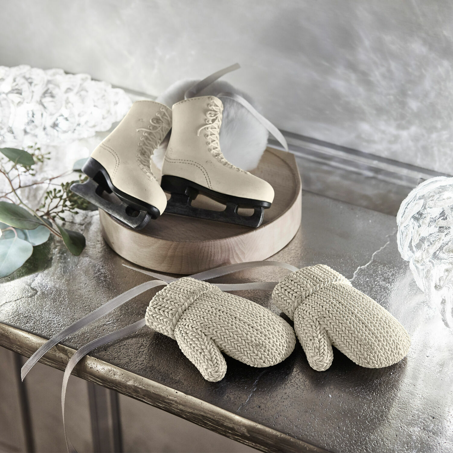 Hanger set van 4 Collines Decoratieve witte schaatsen en gebreide wanten op metalen tafel in winterse setting