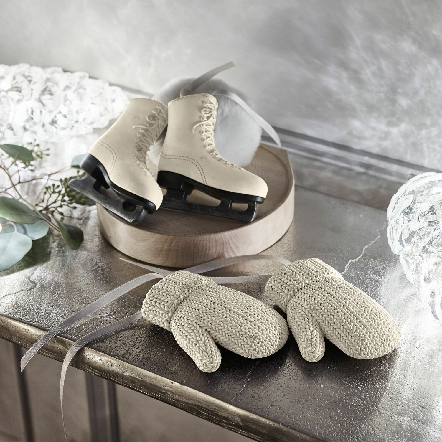 Hanger set van 4 Collines Decoratieve witte schaatsen en gebreide wanten op metalen tafel in winterse setting