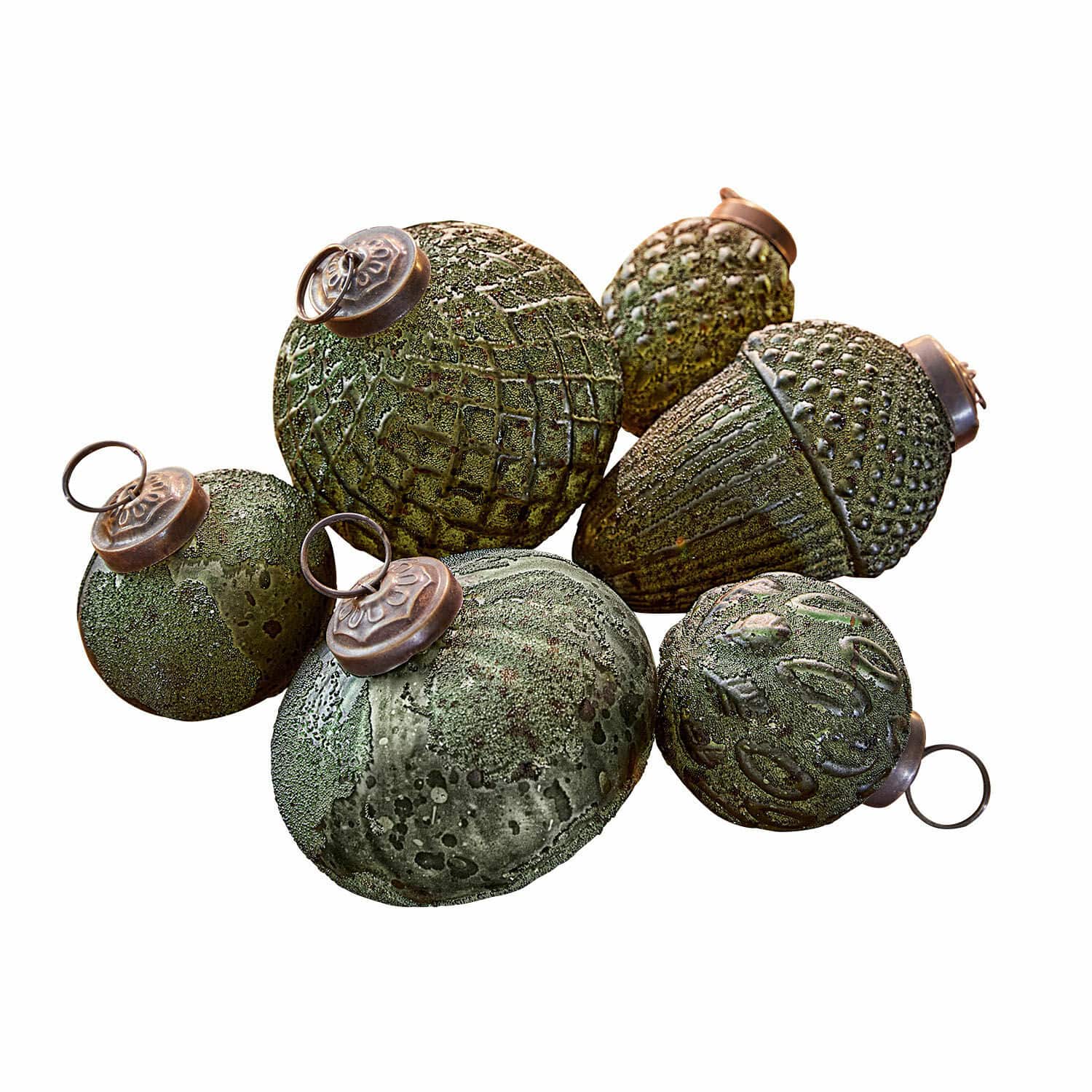 Set groene kerstballen met textuur en metalen ophangringen voor aan de boom