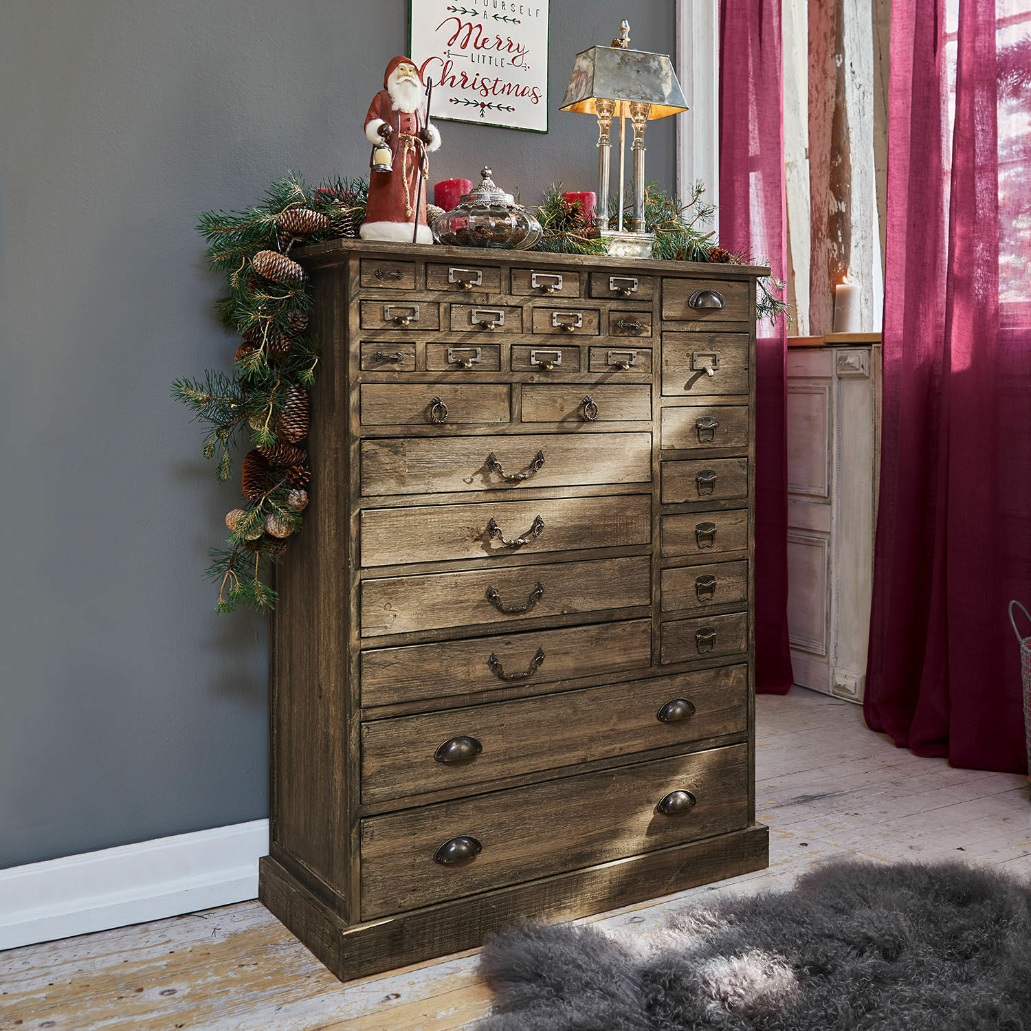 Ladekast Darling Vintage houten ladekast met veel lades, versierd met kerstgroen en een zilveren lamp