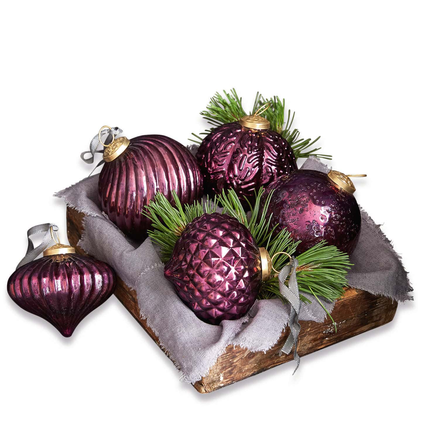 Kerstversiering, set van 5 Sambre Set paarse glazen kerstballen met groene takken in een houten dienblad