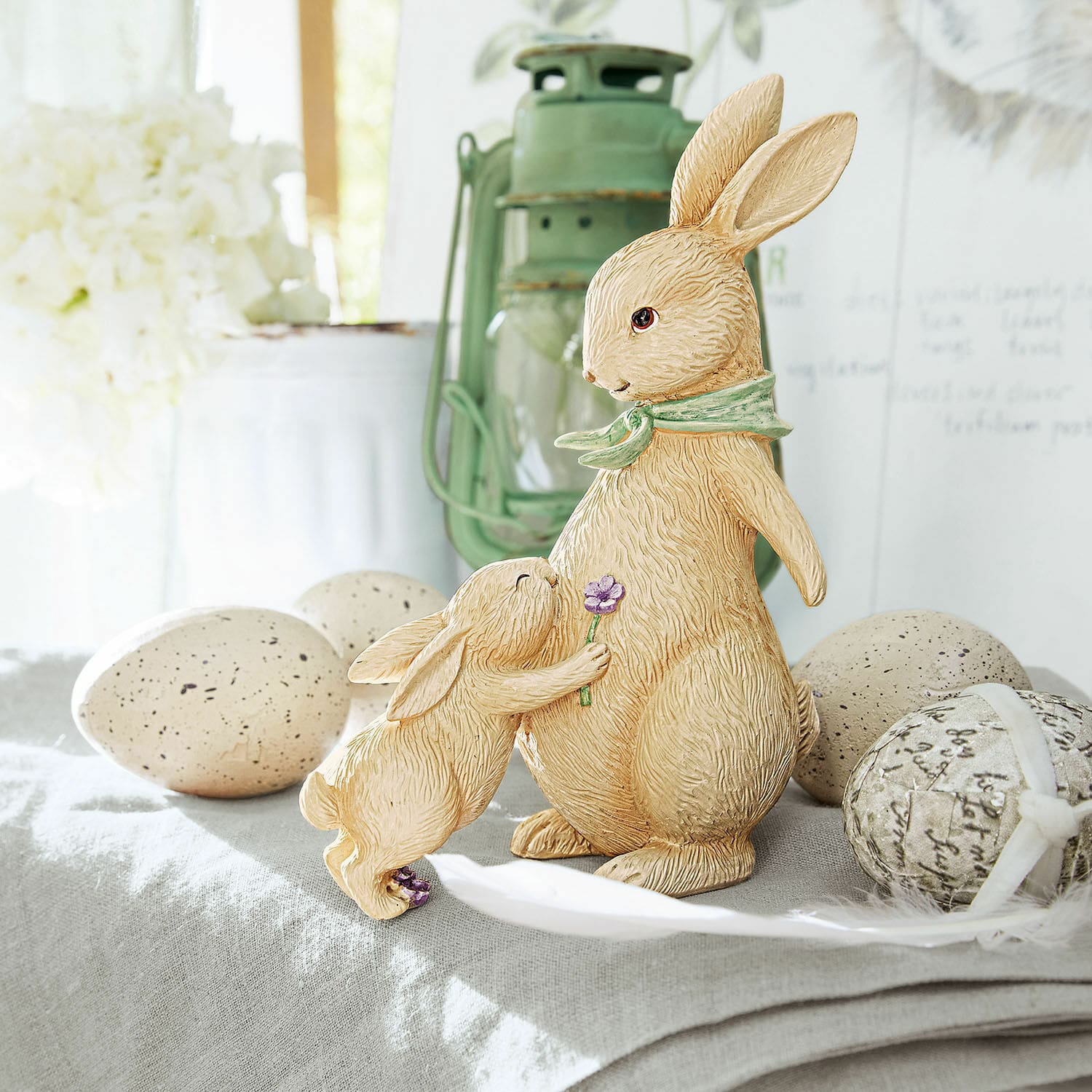 Sierkonijnen Susans Beige hars konijnenfiguren op decoratieve tafel met paaseieren als lentebehang