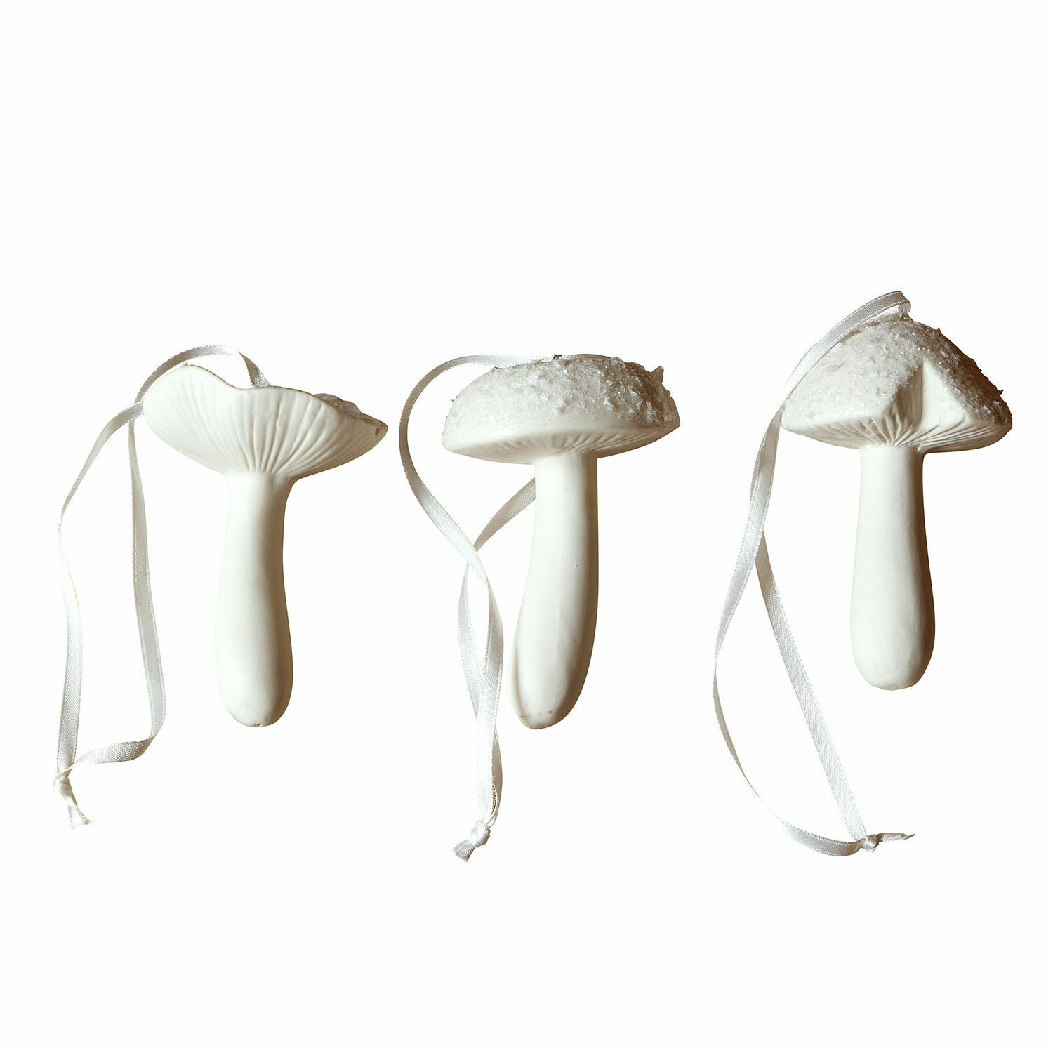 Sierpaddenstoel set van 3 Qilexor Set van drie witte keramische paddenstoelornamenten met linten om op te hangen, feestelijke decoratie