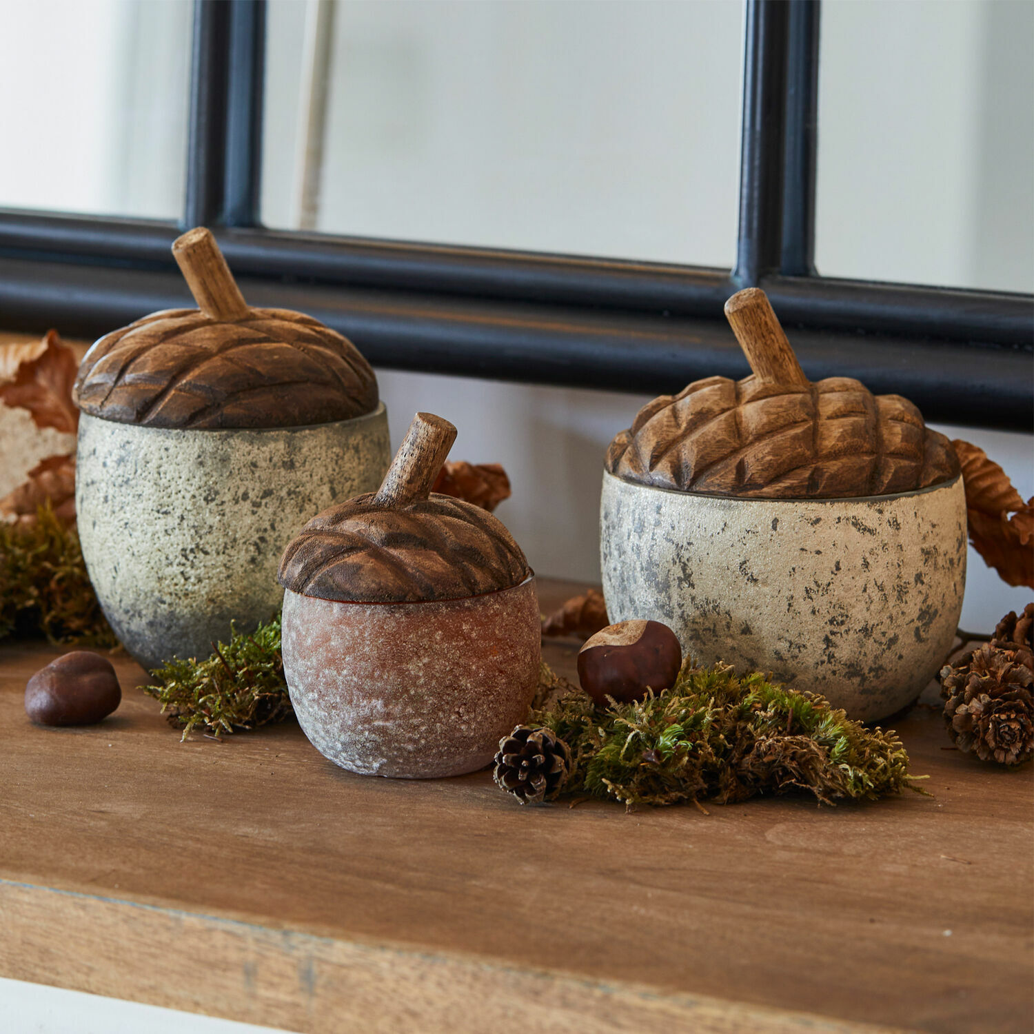 Set van drie keramische potten in eikelvorm in natuurlijke kleuren voor herfstdecoratie