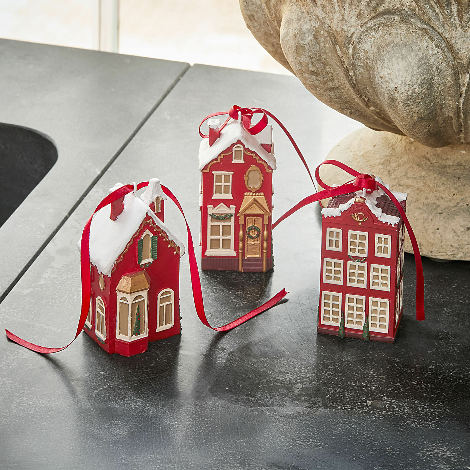 Hanger set van 3 Aravyn Drie rode huisdecoraties met wit dak en rood lint voor feestelijke kerstversiering