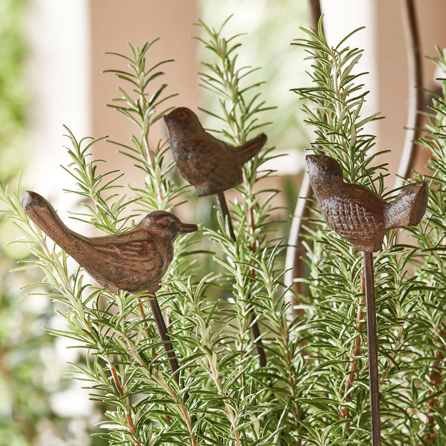 Tuinsteker set van 3 Laver Decoratieve bruine metalen vogels op stokken in groene planten voor tuinversiering