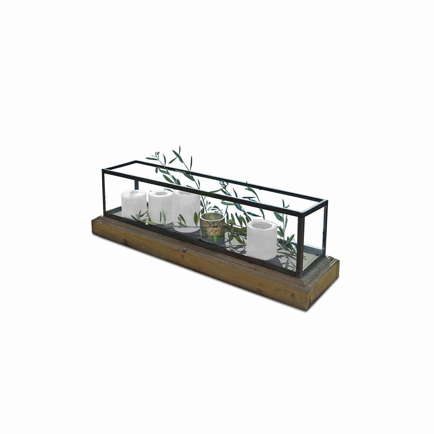 Windlicht Curgy Glazen windlicht met metalen frame en houten voet, versierd met groene takken en kaarsen