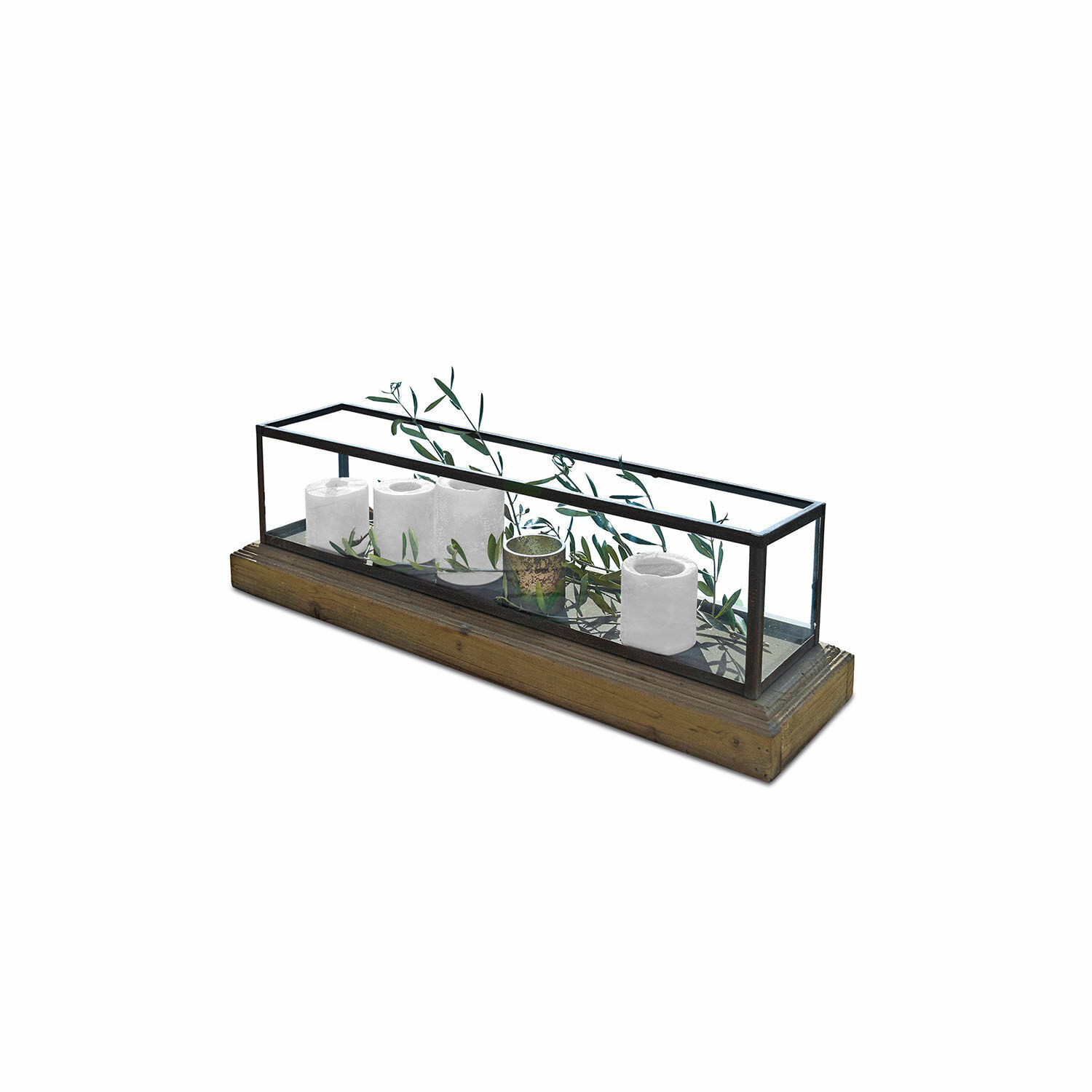 Windlicht Curgy Glazen windlicht met metalen frame en houten voet, versierd met groene takken en kaarsen