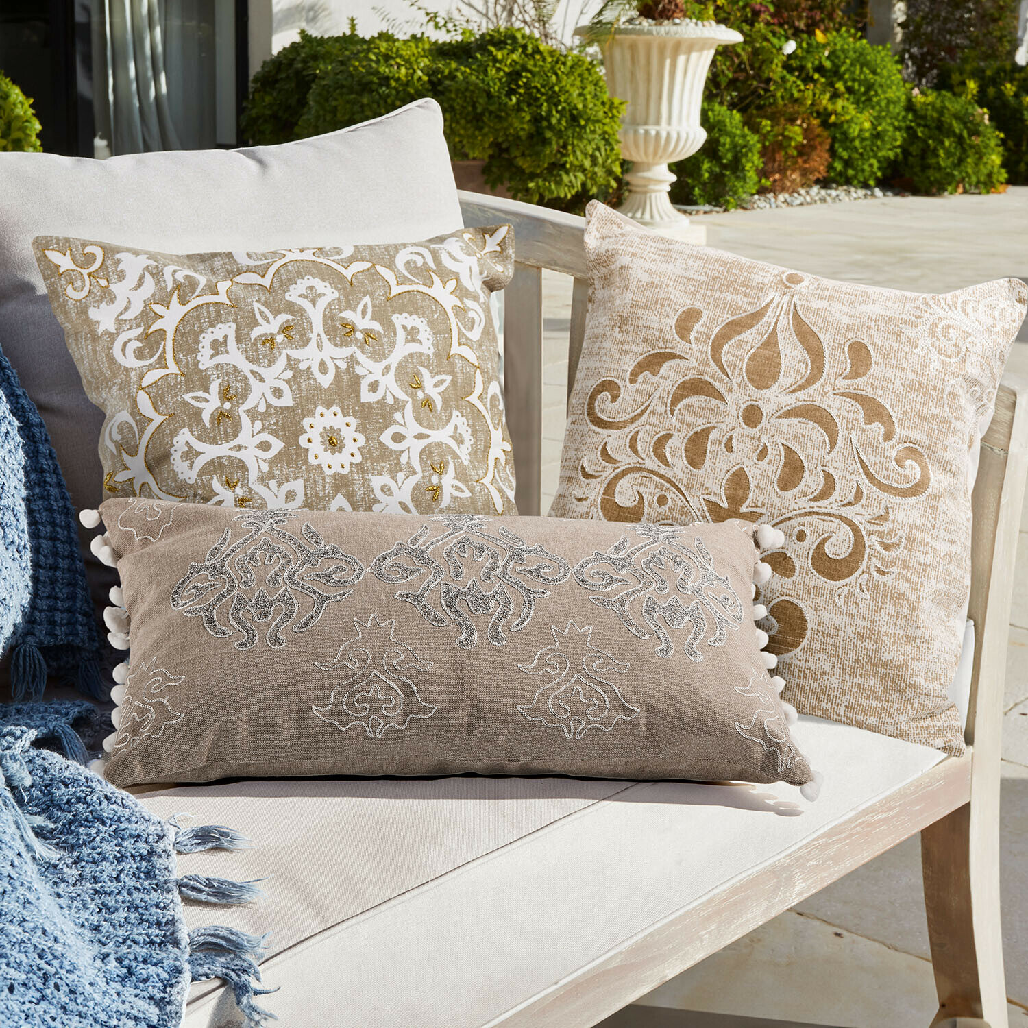 Kussenhoes set van 3 Emelin Set decoratieve kussens in beige en wit met patronen op lichte bank buiten