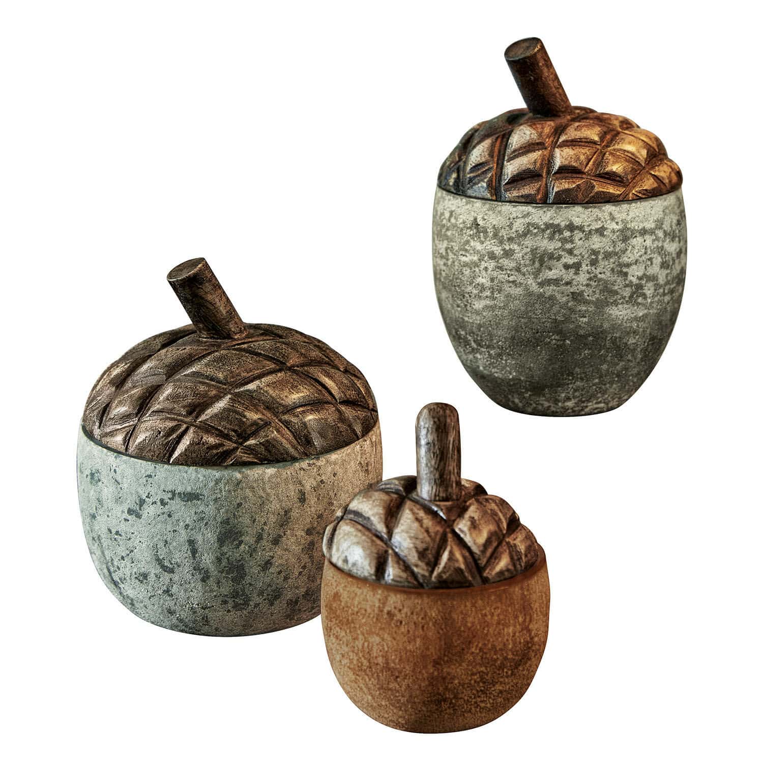 Set van drie decoratieve eikeldozen van hout en steen in natuurlijke kleuren voor thuis
