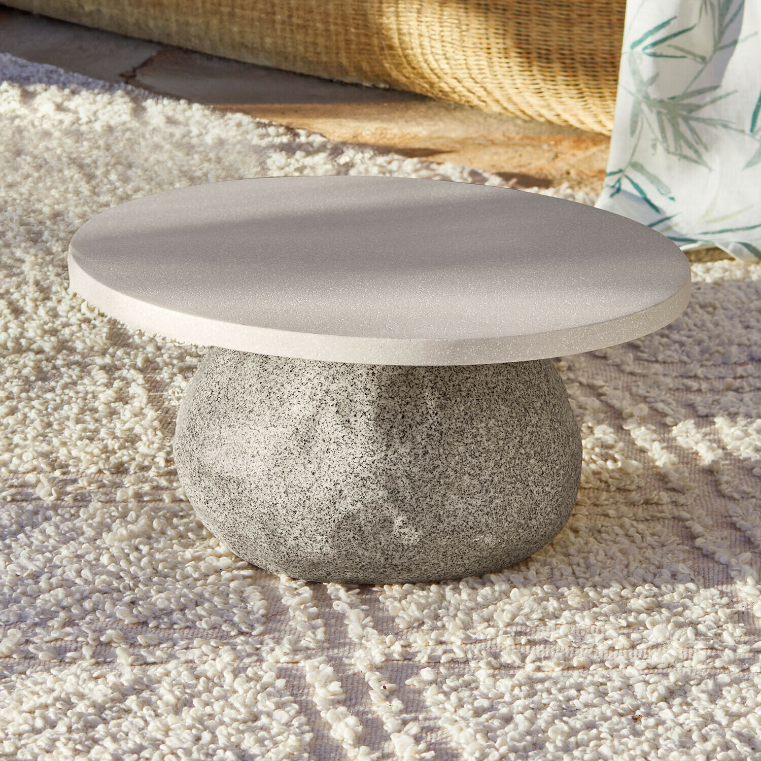 Salontafel Orivana Ronde salontafel van grijs steen op lichte vloerkleed, modern en strak design