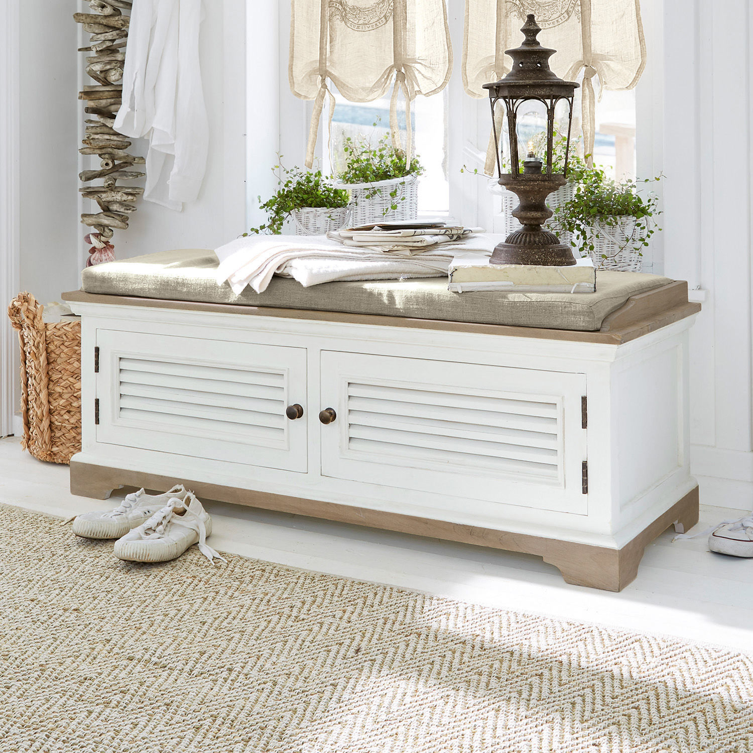 Bank Frauke Witte houten bank met beige kussen en opbergruimte in vintage stijl voor lichte hal of woonkamer