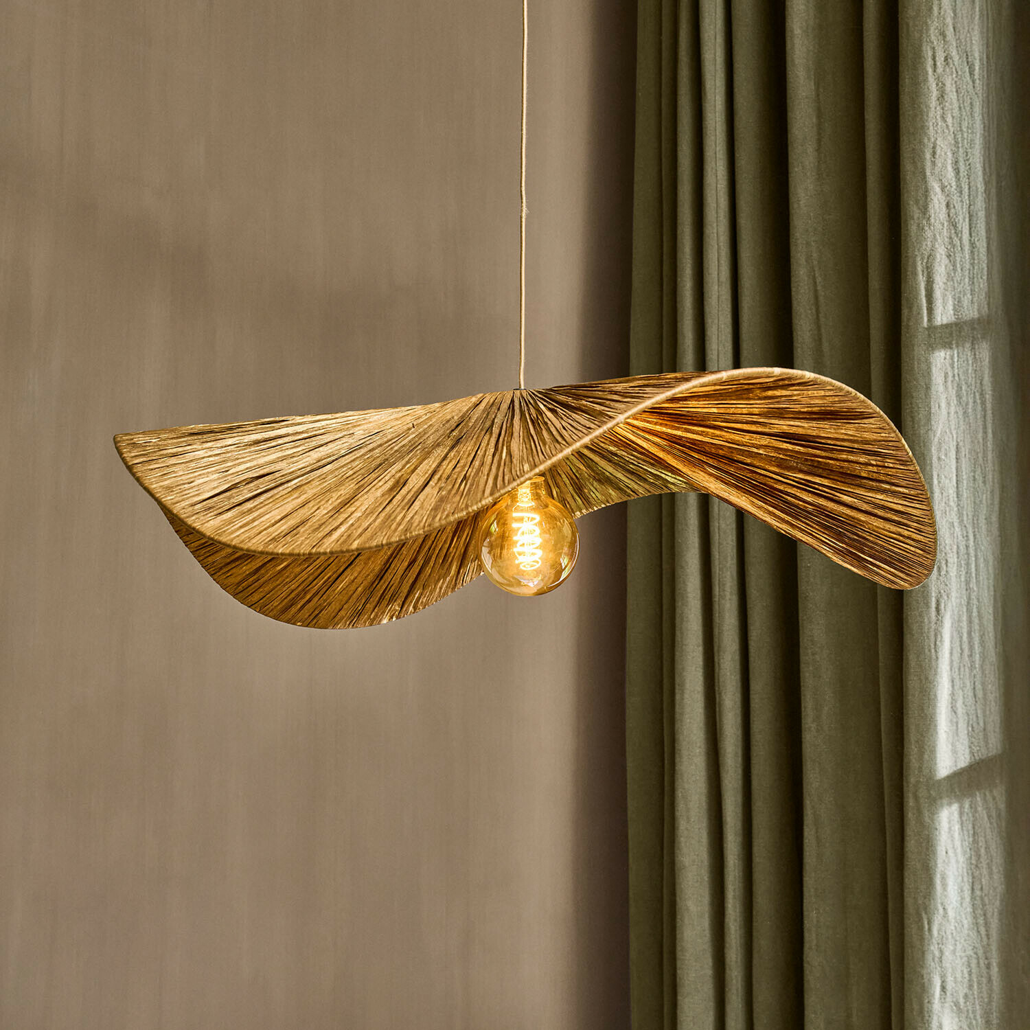 Gouden hanglamp in bladvorm van getextureerd materiaal, decoratieve woonkamerlamp