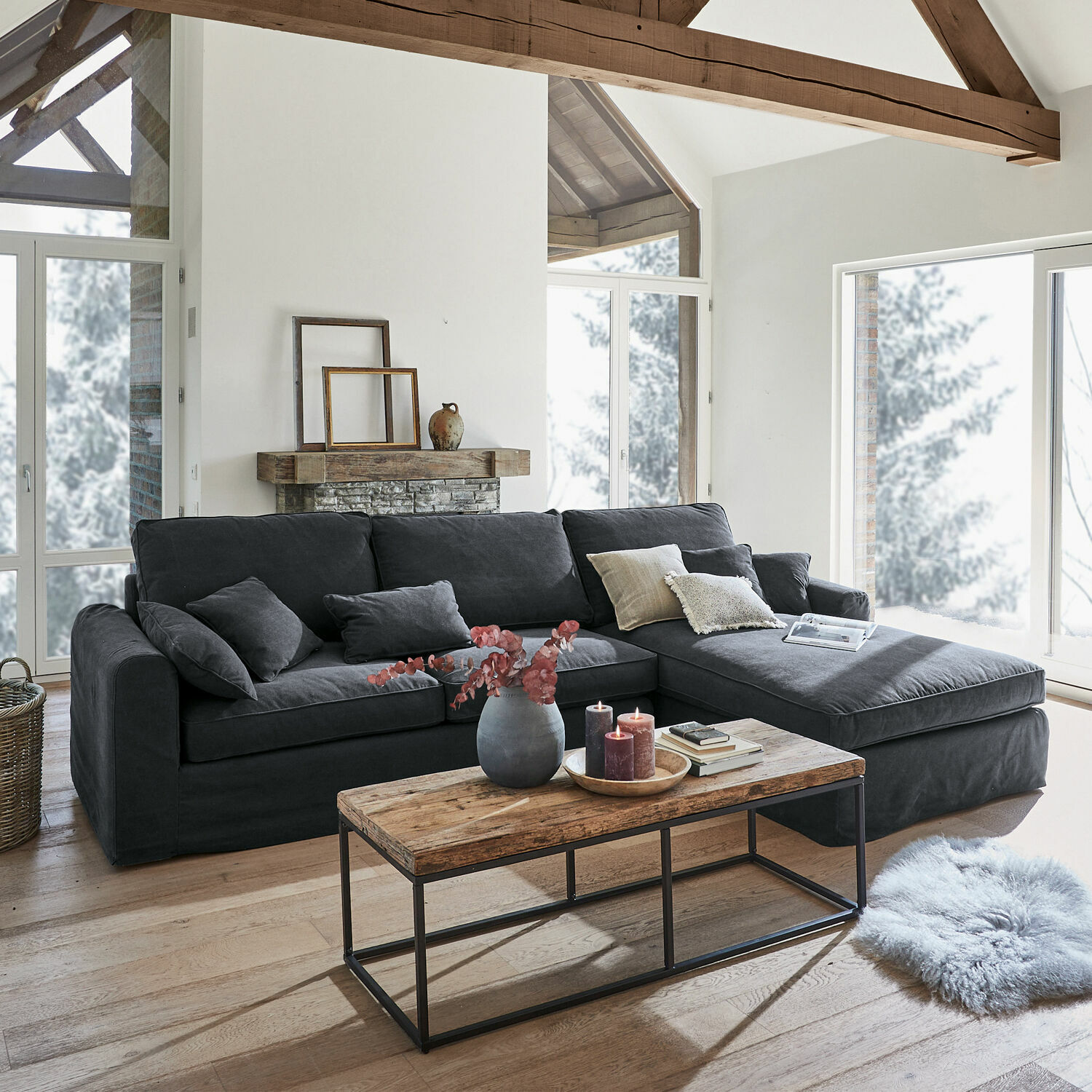 Bank Seaford Grijze stoffen hoekbank in moderne woonkamer met houten salontafel en grote ramen