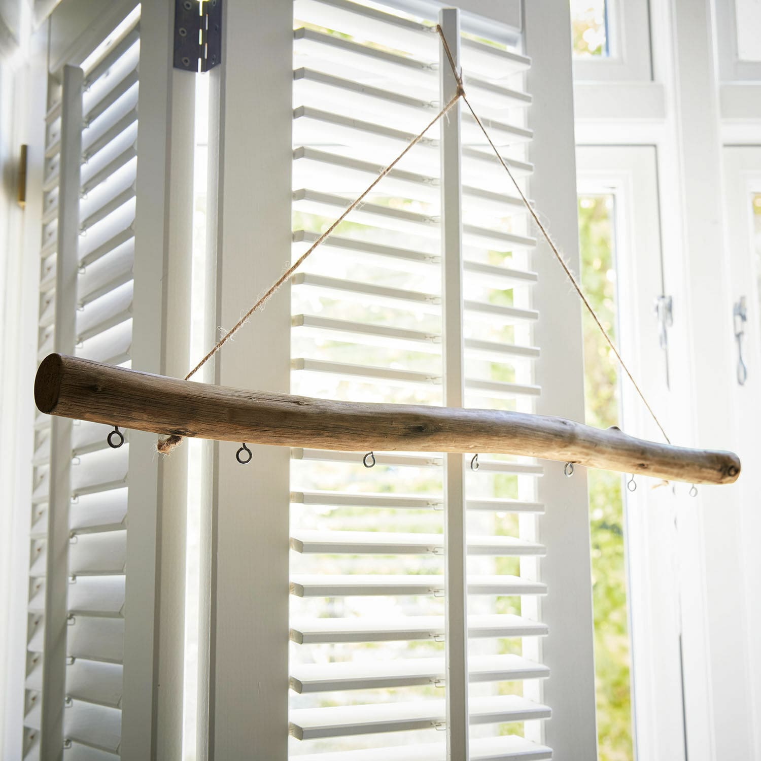 Siertwijg Benfleet Natuurlijke houten stok met metalen ringen en touw om op te hangen, rustieke woondecoratie