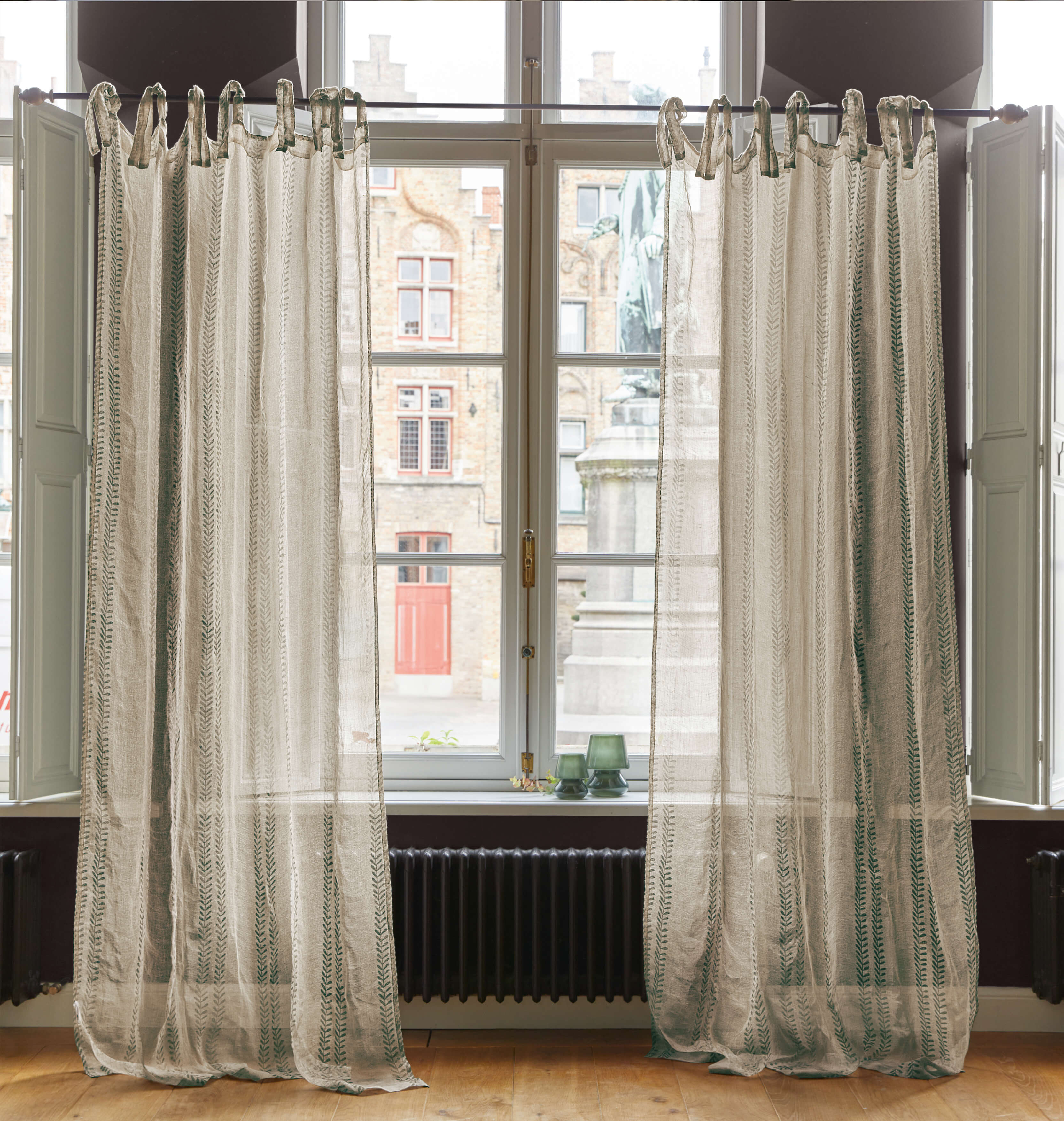 Transparante linnen gordijnen in natuurlijke kleur met groen patroon, stijlvolle raamdecoratie voor woonkamer