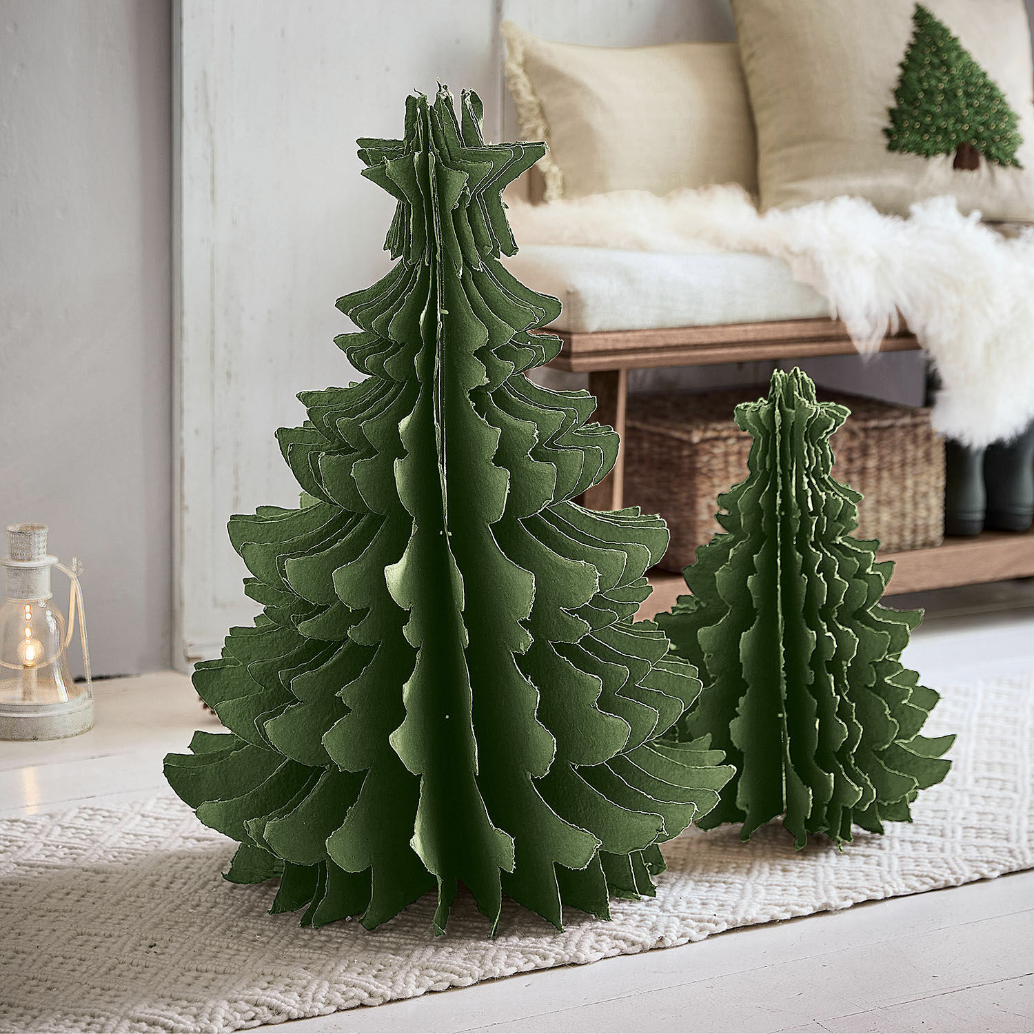 Sierboom set van 2 Amuré Groene vilten kerstbomen op tapijt in lichte kamer, feestelijke woondecoratie voor kerst