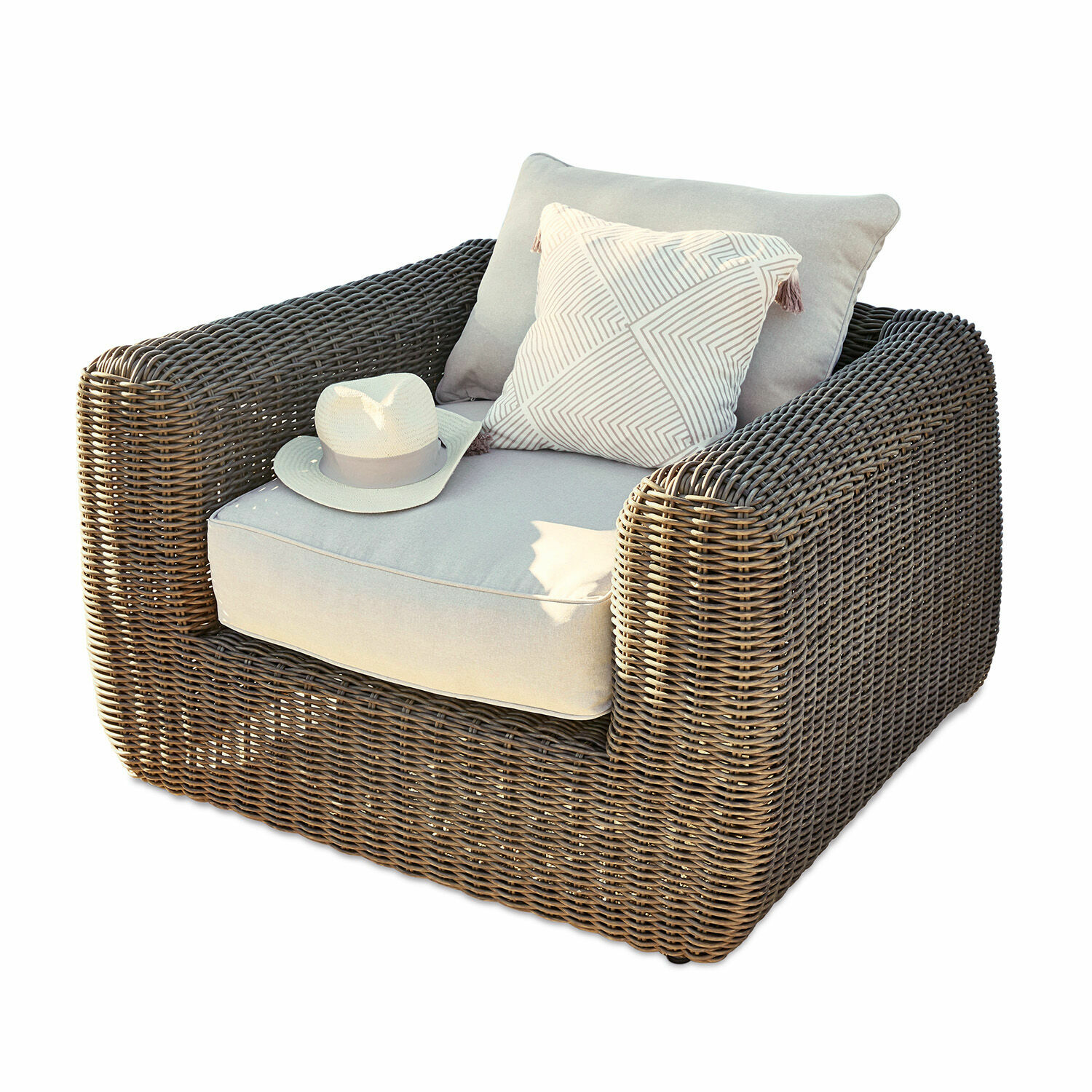 Fauteuil Bogdanne Fauteuil van bruin rattan met lichtgrijze kussens en decoratief kussen met geometrisch patroon
