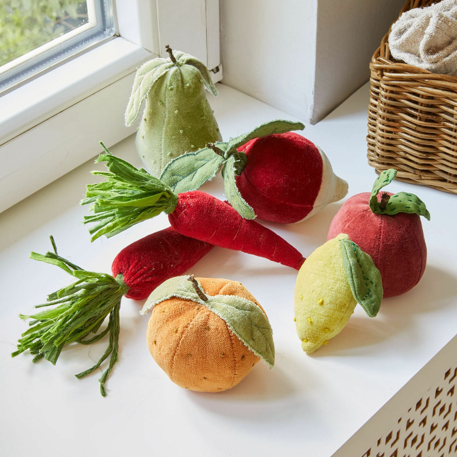 Stoffen groente en fruit set van 7 Mivola Set van kleurrijk pluche fruit en groenten op een wit vensterbank, decoratieve textielspeeltjes