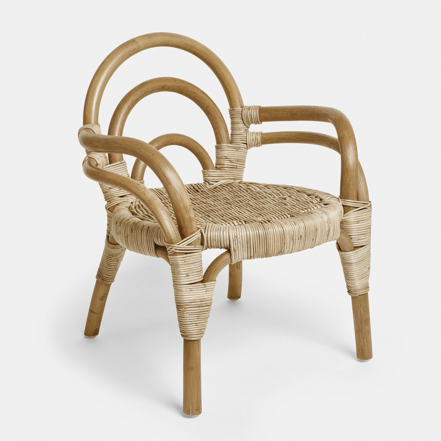 Kinderstoel van natuurlijk rotan, licht en stevig, geschikt voor kinderkamer