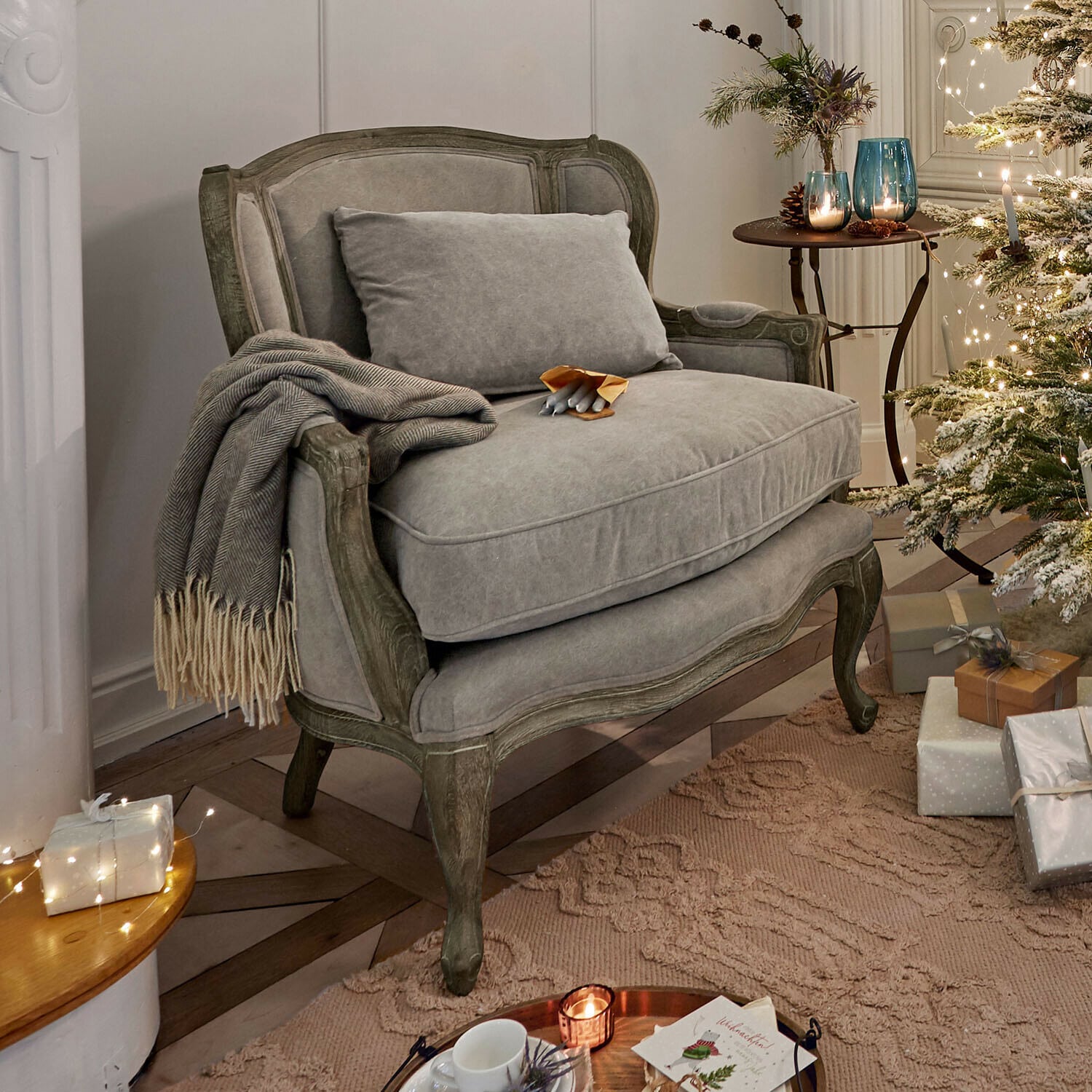 Fauteuil Kingswinford Grijze gestoffeerde bank met houten frame in gezellige kamer met kerstboom en cadeaus