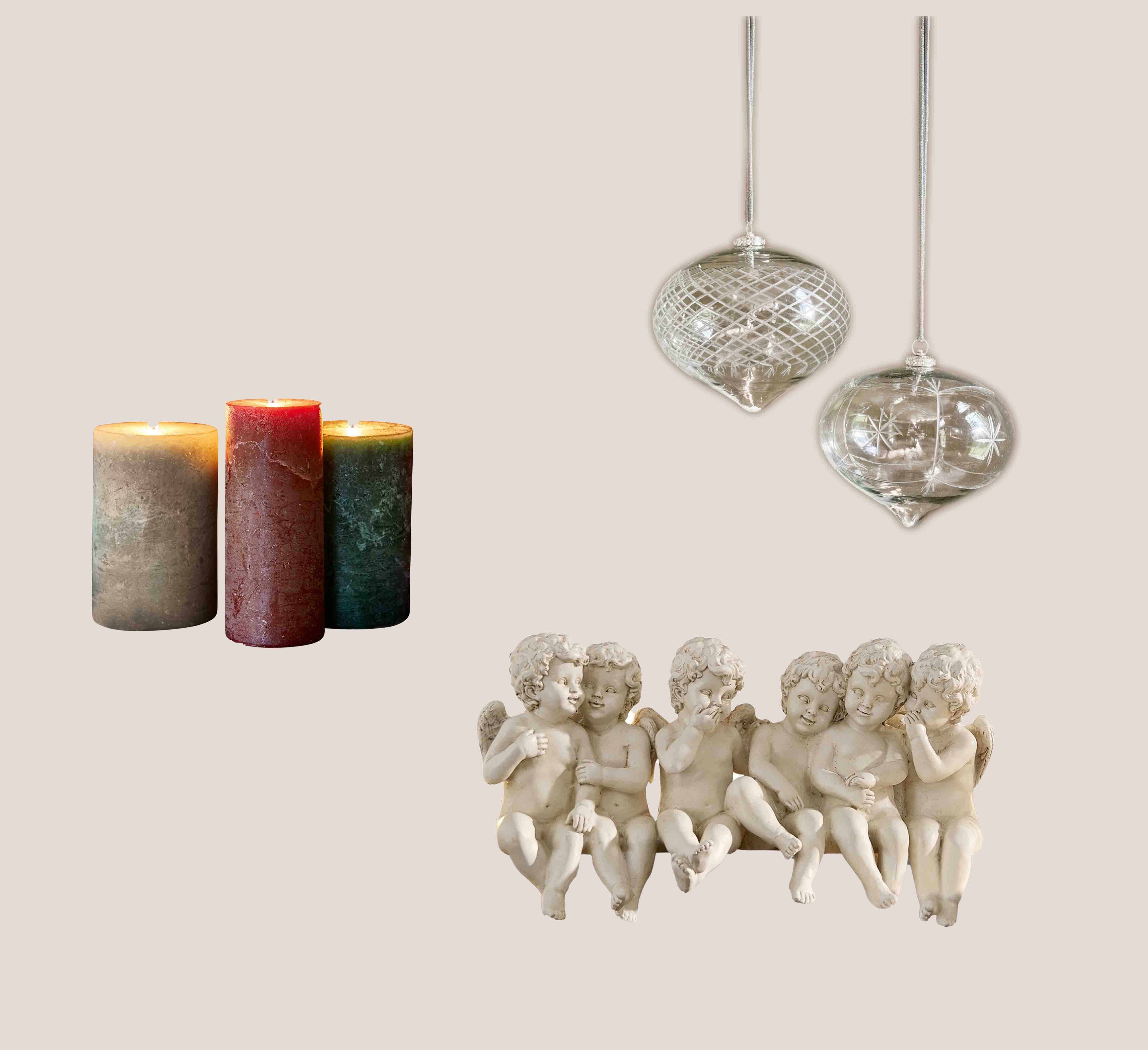 Set van grijze, rode en groene kaarsen met hangende glazen ornamenten met gegraveerd patroon voor decoratie