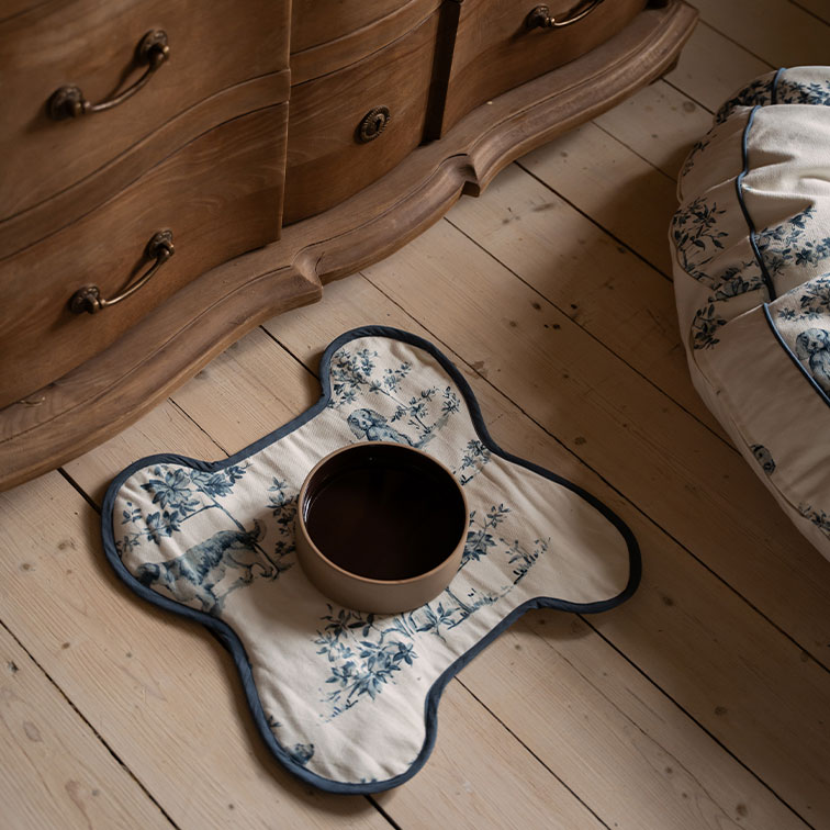 Katoenen voerbakmat in crème met blauw bloemen- en dierenpatroon, decoratief en functioneel