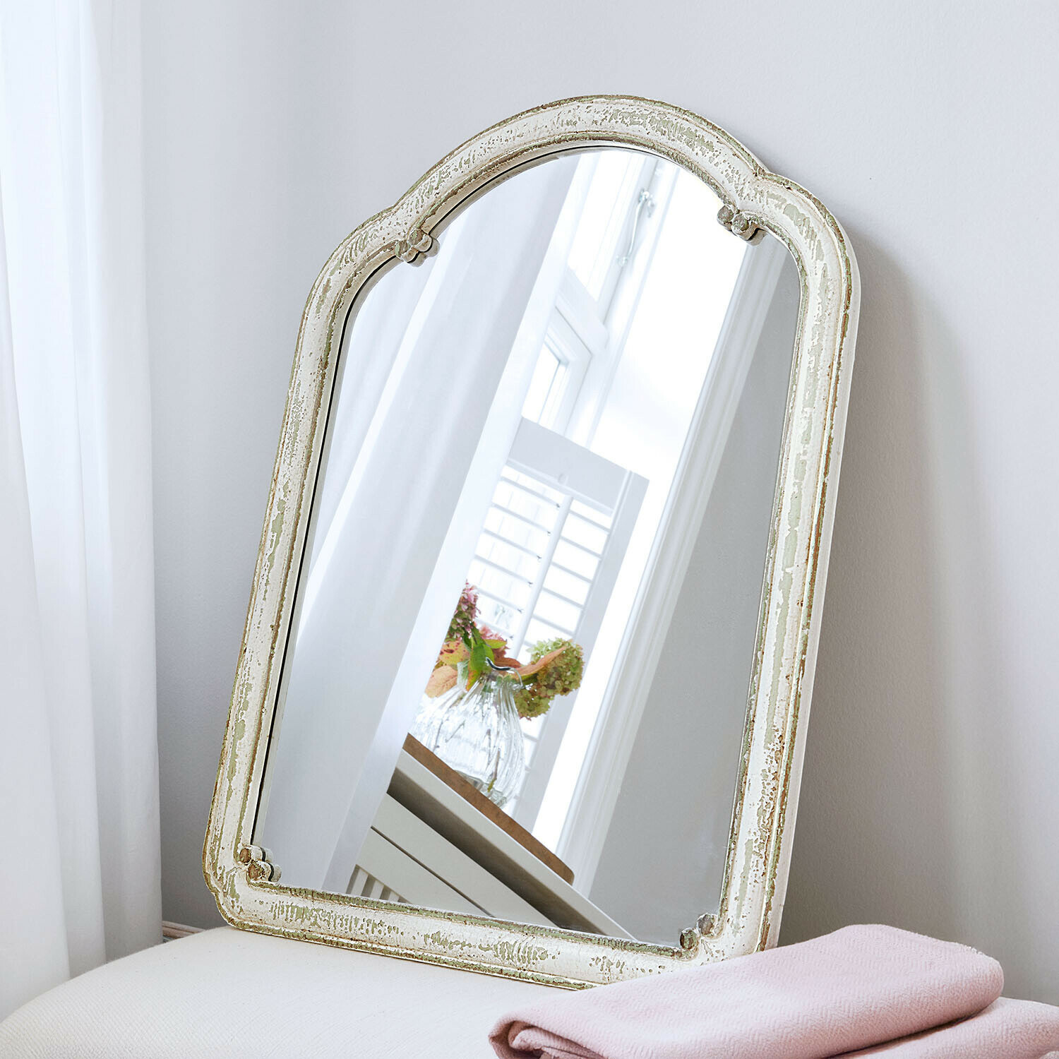 Vintage spiegel met witte, verweerde houten lijst, decoratief voor interieur