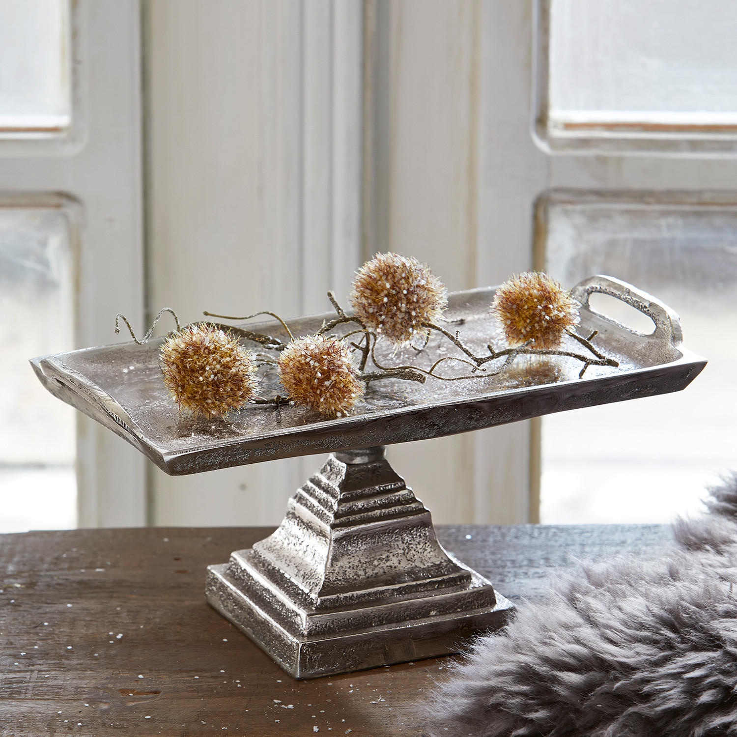 Etagère Samson Zilverkleurige metalen schaal op voet met decoratieve bollen op houten tafel