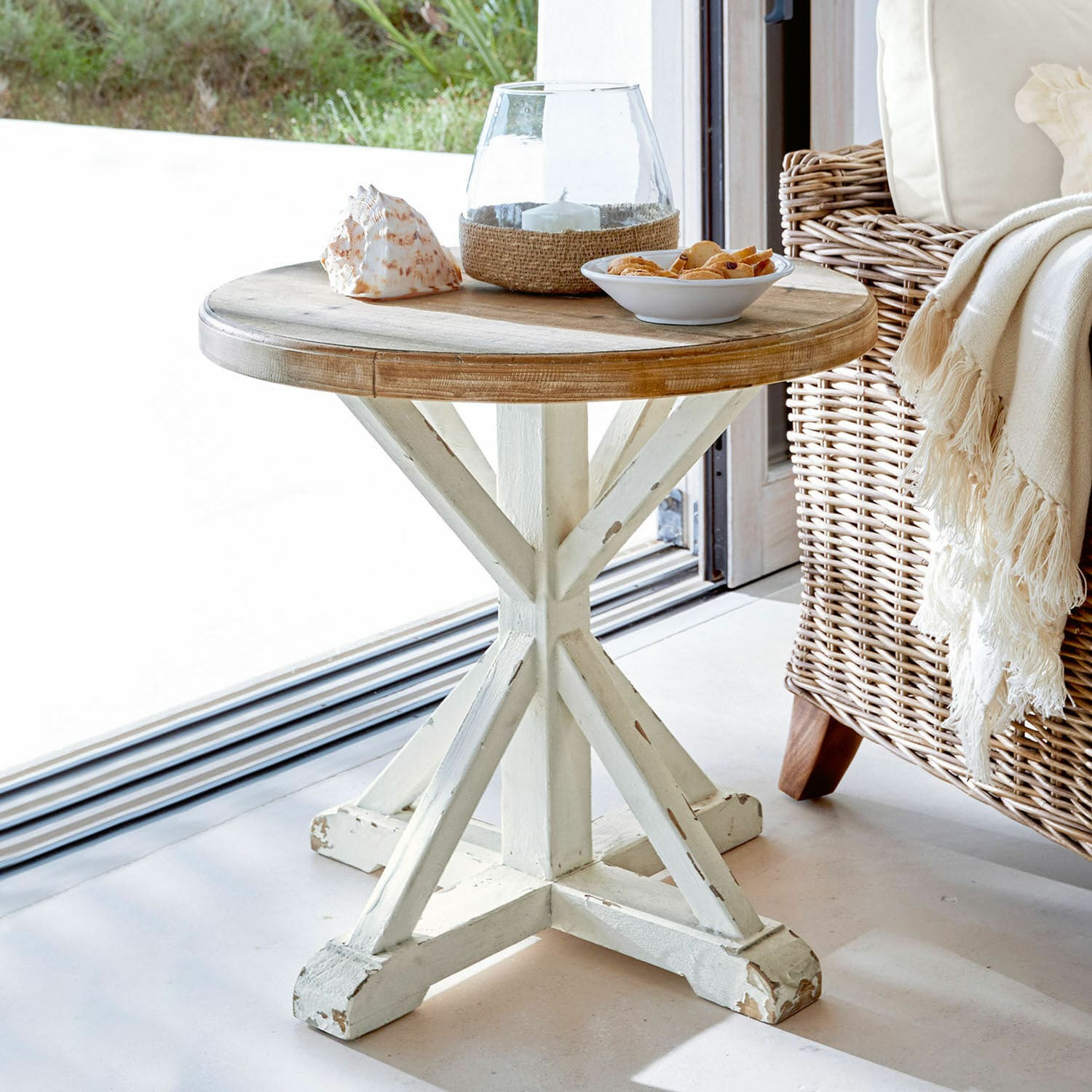 Bijzettafel Frapelle Ronde houten tafel met witte, verweerde basis en natuurlijk blad in rustieke stijl