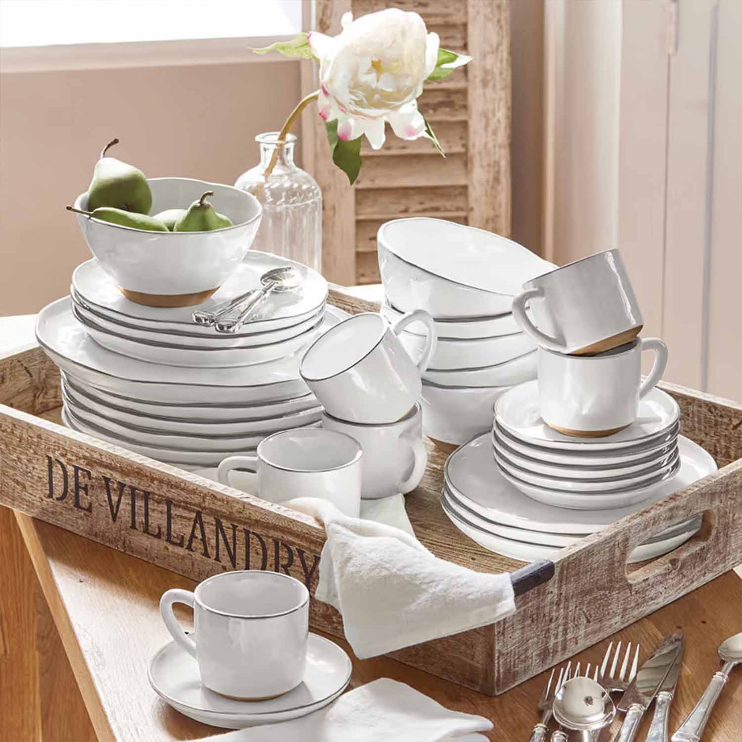 Wit porseleinen servies met fijne grijze rand op rustiek houten dienblad voor stijlvolle tafelsetting