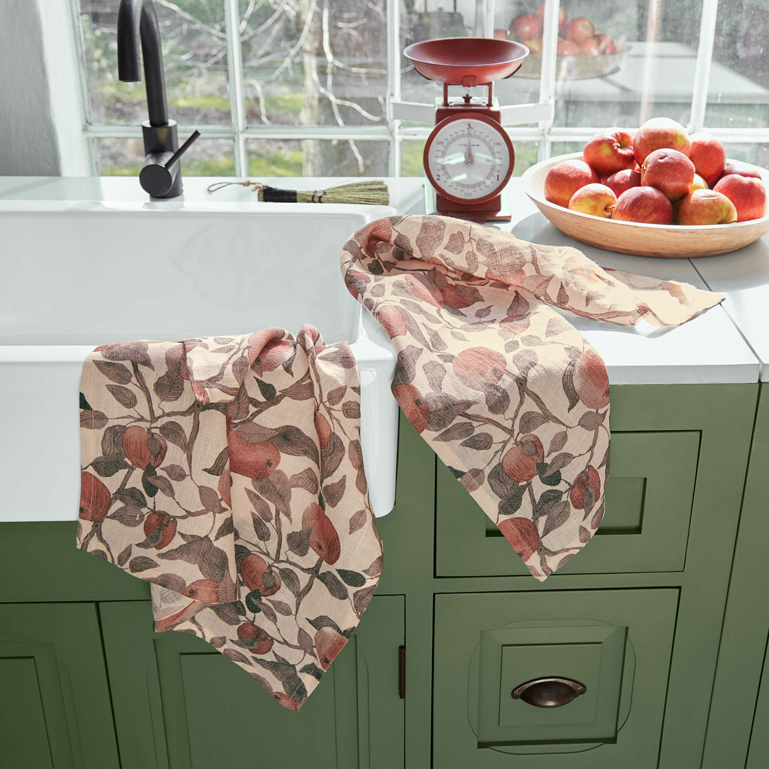Theedoek set van 2 Zaveline Linnen keukendoeken met appelmotief op groene kast bij gootsteen, keukenaccessoire