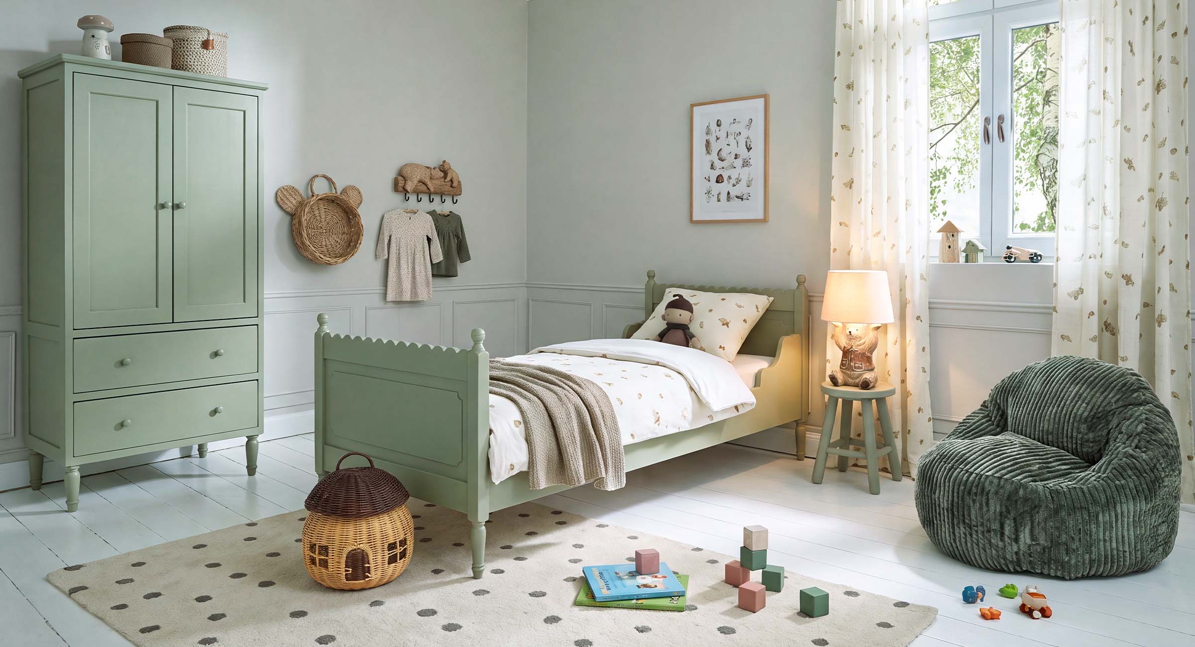 Gezellige kinderkamer met groen houten bed en kast, zachte stoel en kleurrijk speelgoed