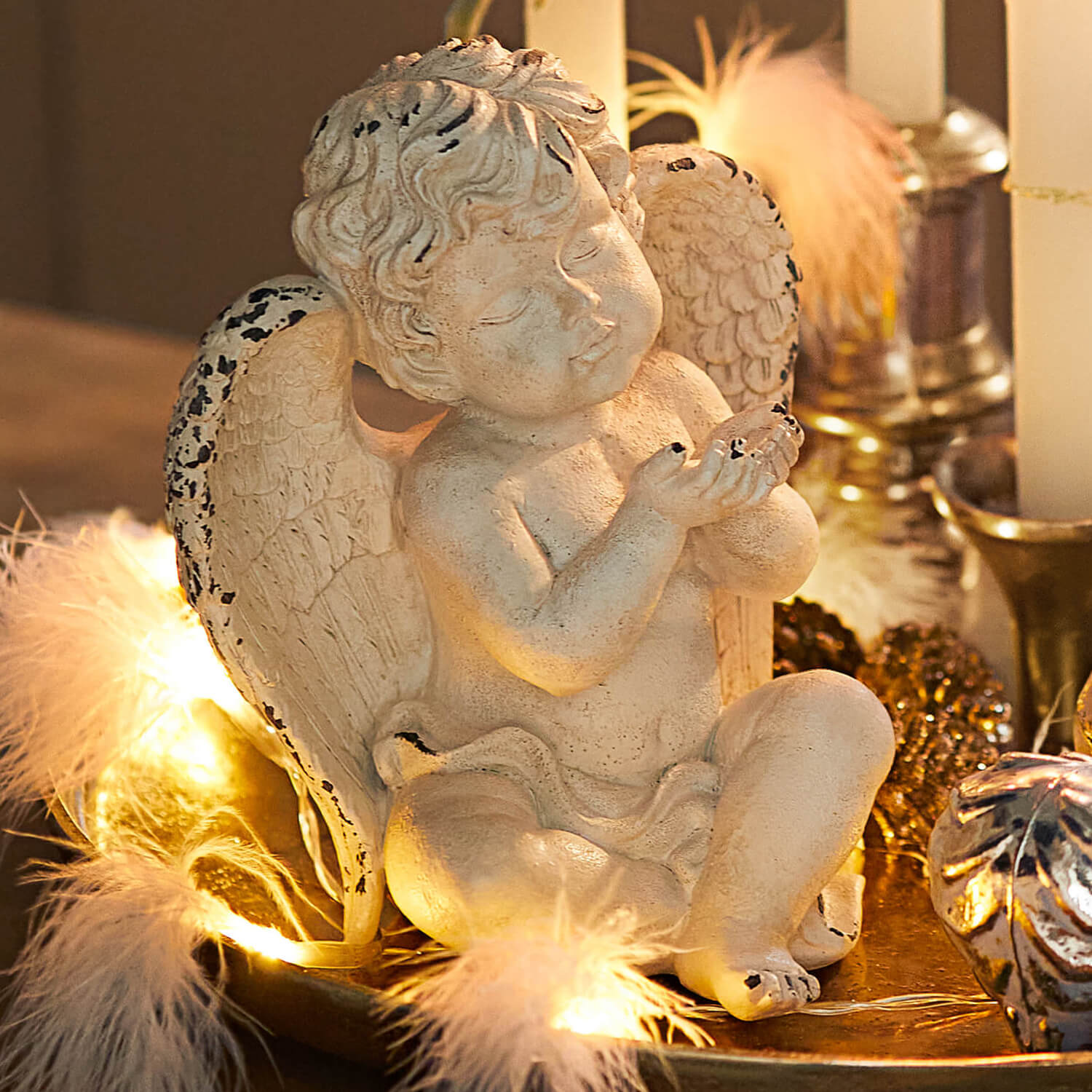 Engelenbeeld van licht steen met verouderde look, kerstdecoratie met LED-verlichting