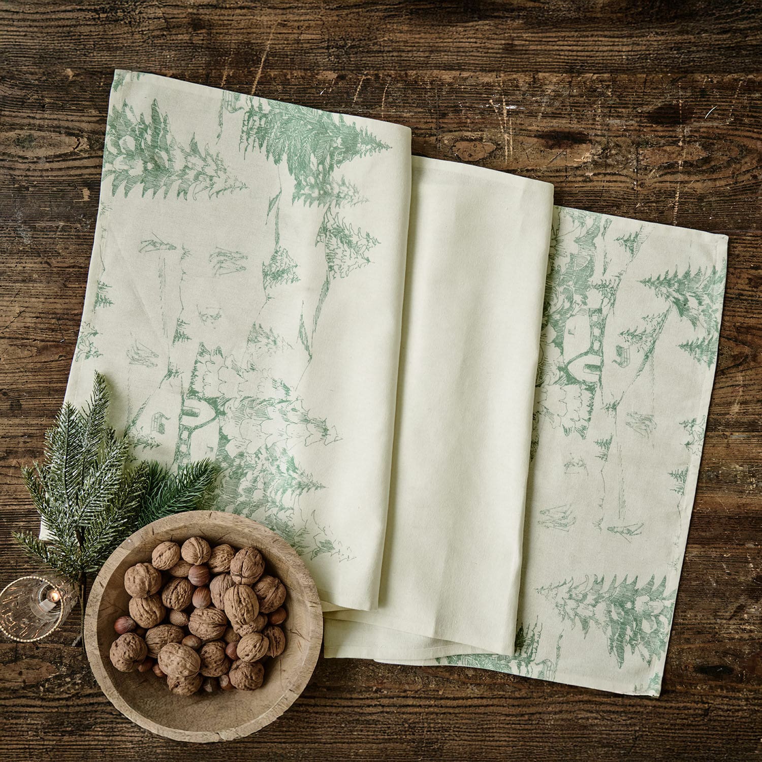 Tafelloper Norathia Linnen servetten in crèmekleur met groene boomprint, rustieke tafeldecoratie