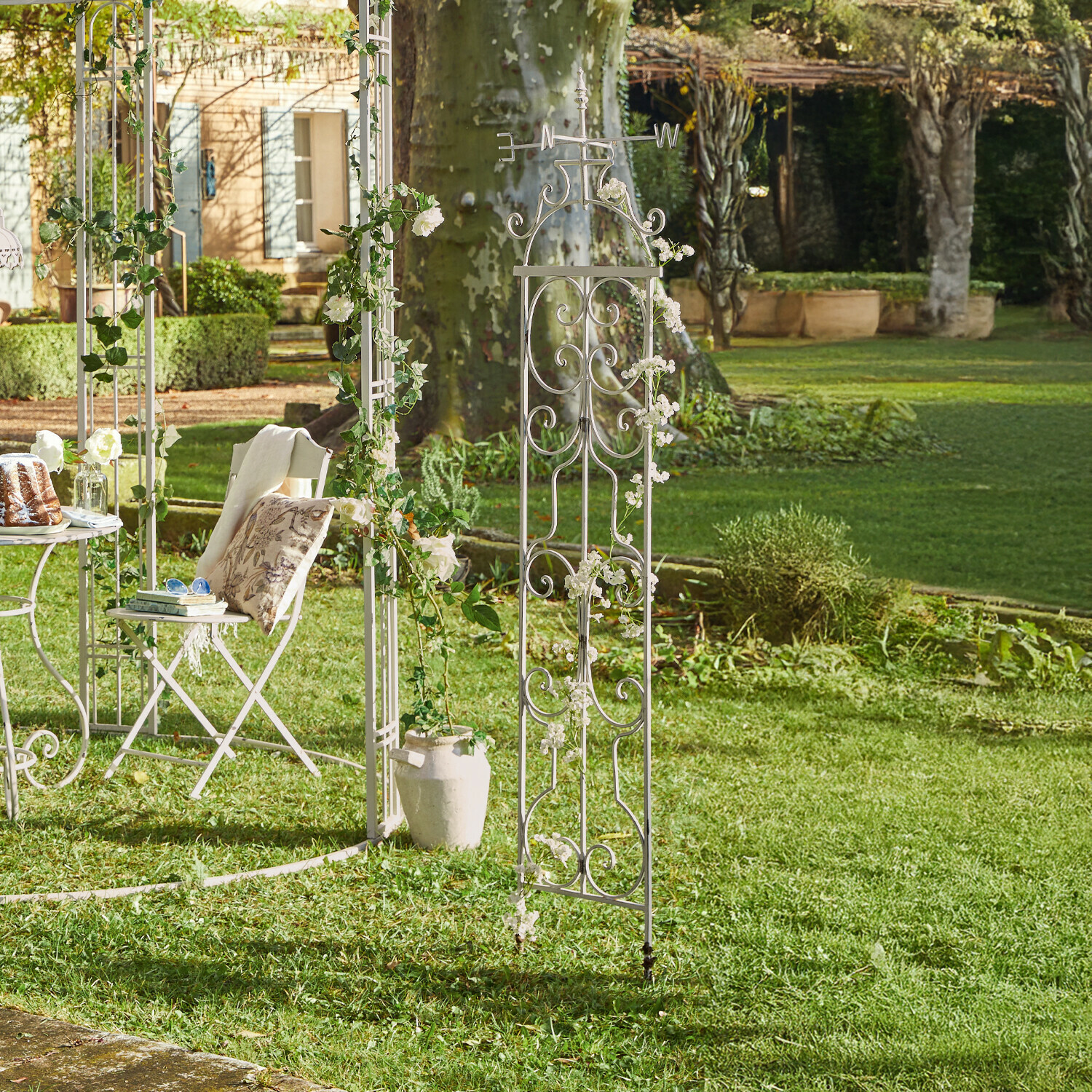 Witte metalen tuinspalier met decoratieve bloemen, geschikt voor terras en tuin