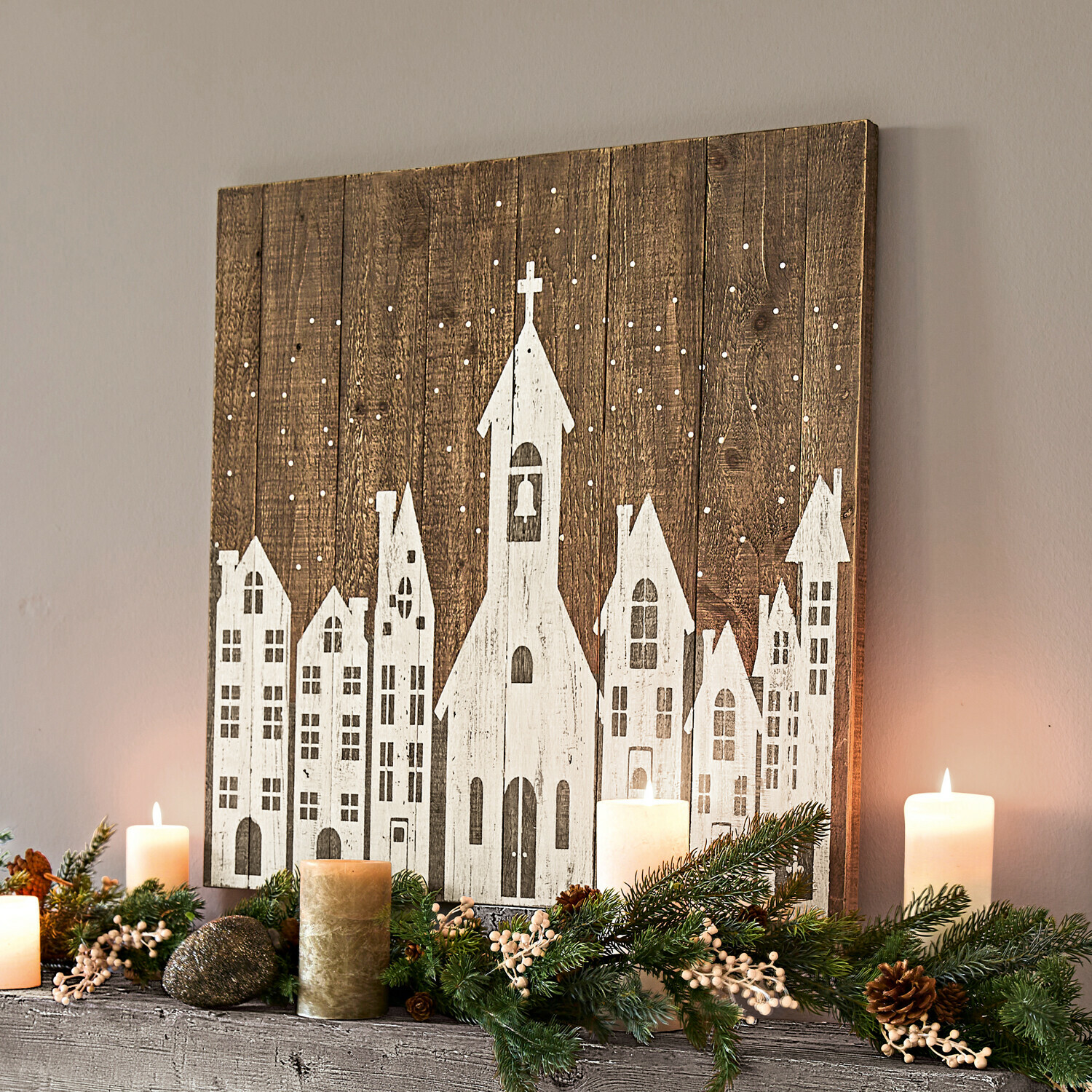 Decoboard Luce Houten wandplank met kerstdecoratie, kaarsen en groene takken tegen een beige muur