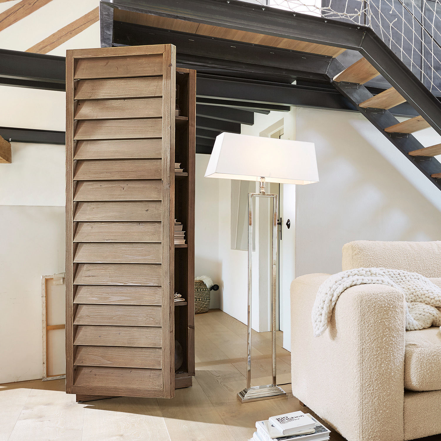 Kast Bordó Houten kast met lamellen deuren in natuurlijke kleur in moderne woonkamer met lamp en bank