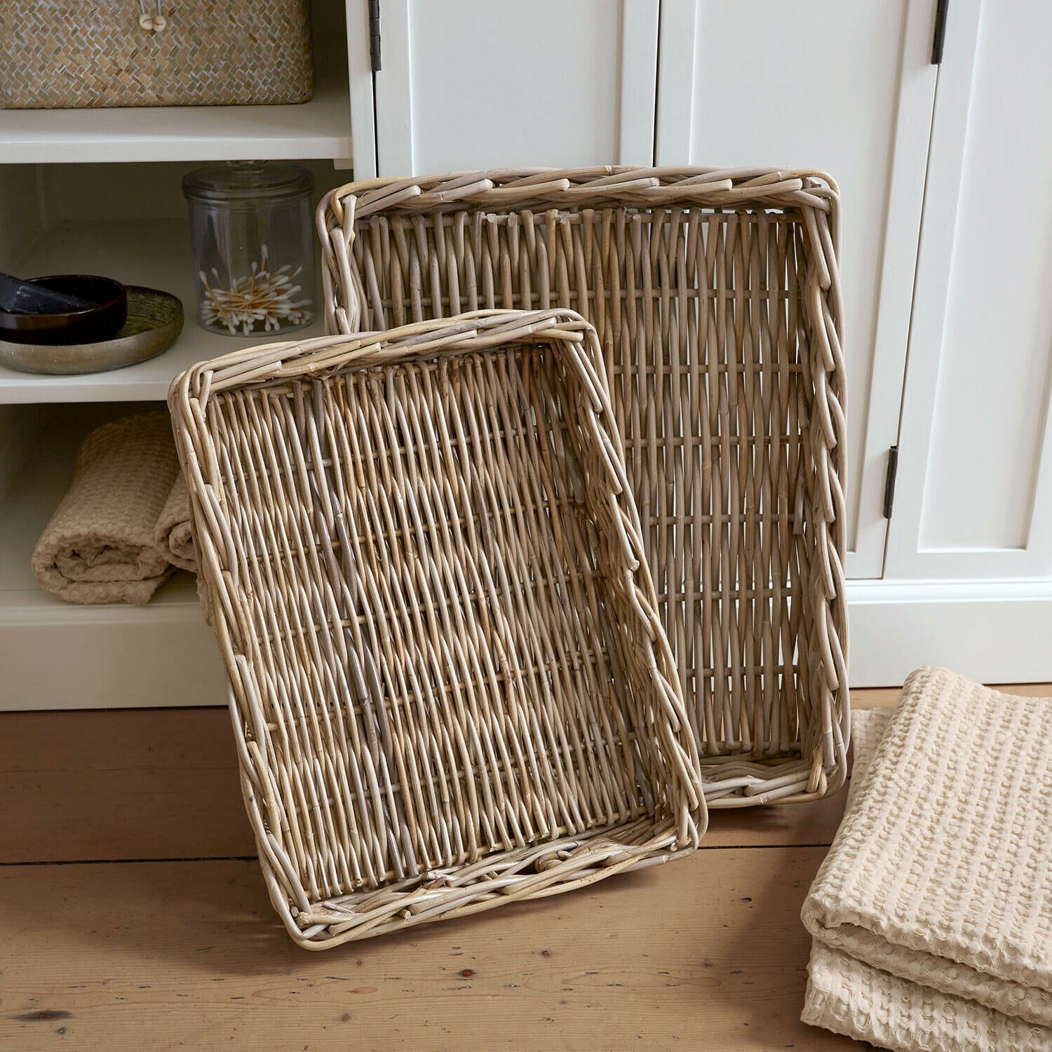 Dienblad set van 2 Elvendia Twee rechthoekige manden van natuurlijk rotan op houten vloer in lichte kamer