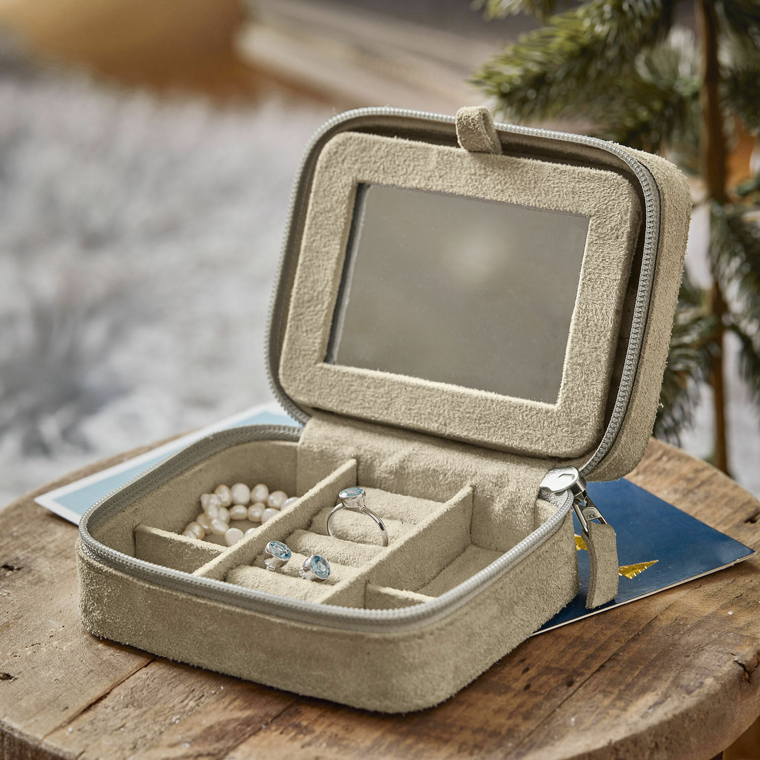 Beige suède sieradendoosje met spiegel en vakjes voor ringen en kettingen