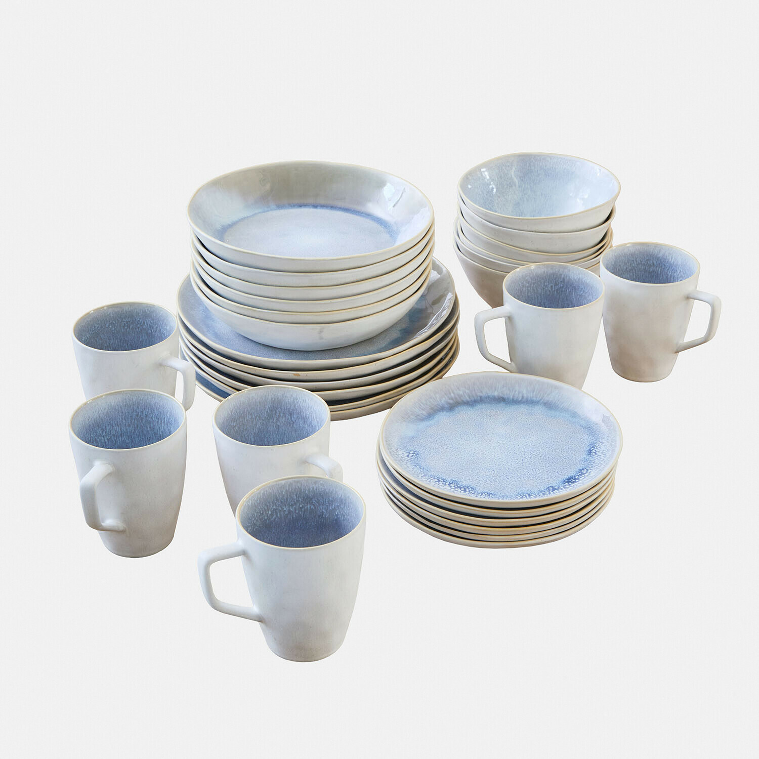 Keramisch servies in wit en blauw met borden en mokken voor dagelijks gebruik
