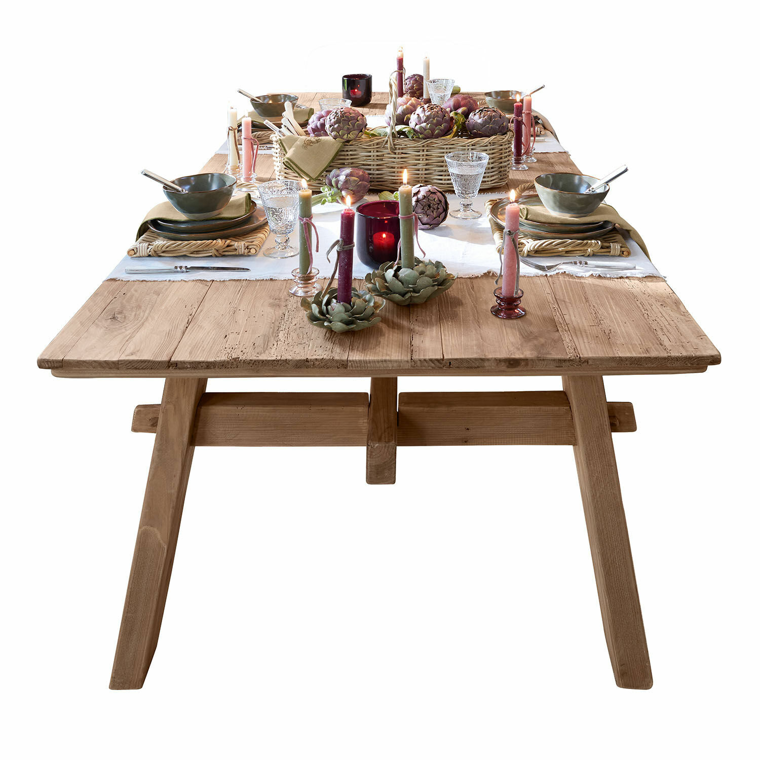 Eettafel Wilevor Eettafel van natuurlijk hout met rustieke afwerking, versierd met kaarsen en servies