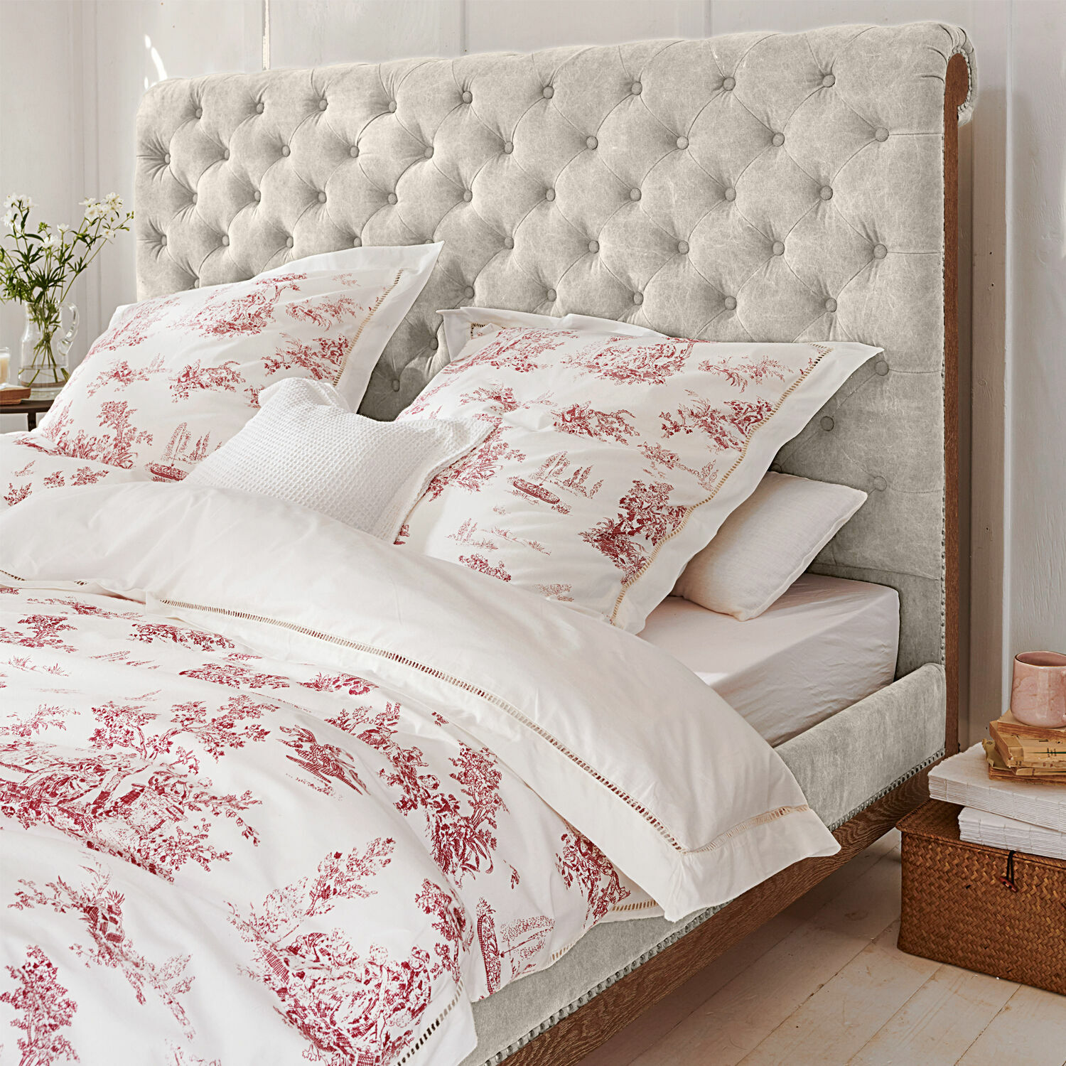 Beddengoed Toile rouge Bed met lichtgrijs gestoffeerd hoofdeinde en houten frame in gezellige slaapkamer
